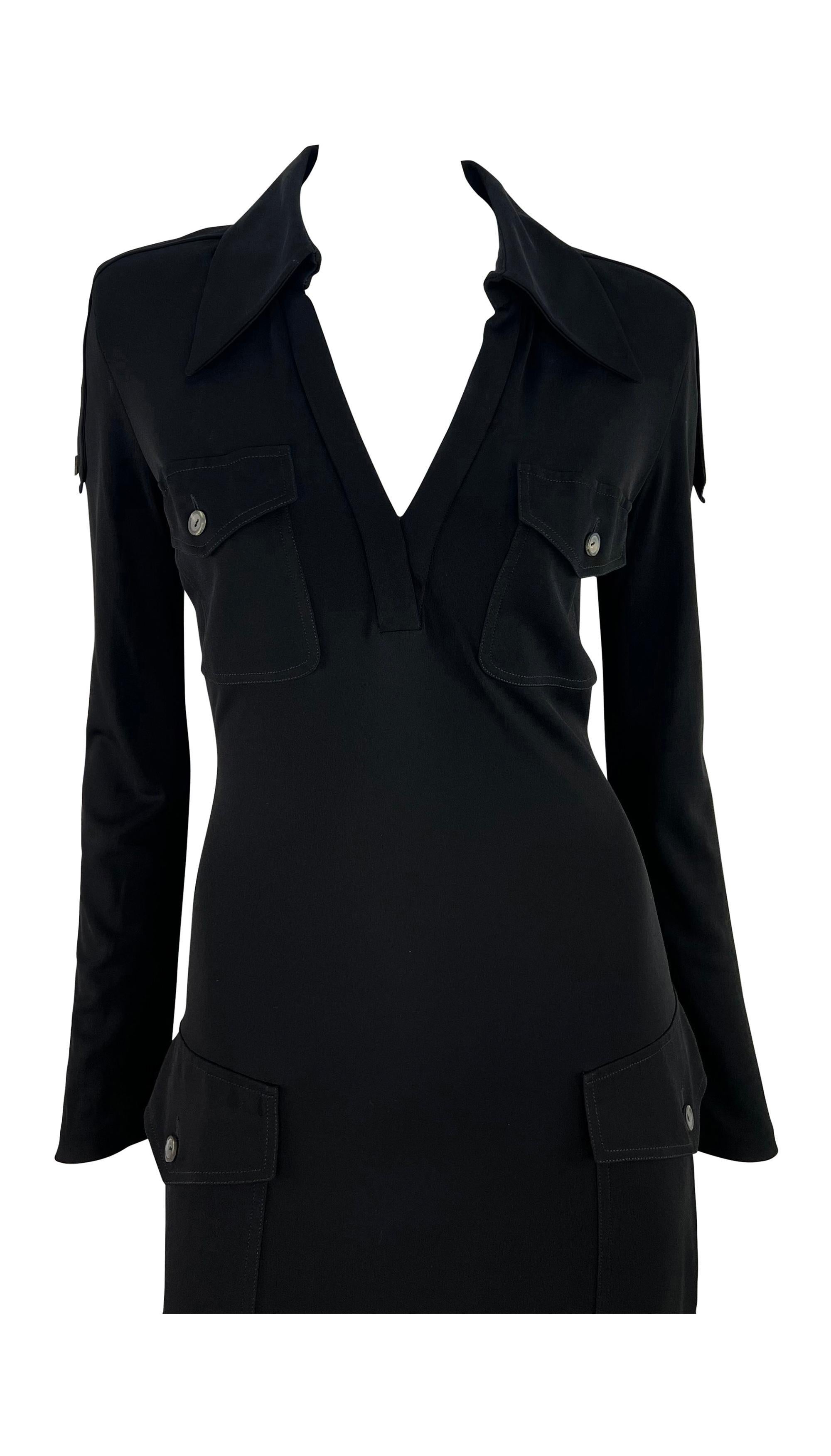 Tom Ford diseñó este elegante y minimalista maxi vestido de cuello azul marino para Gucci en 1996. Este fabuloso vestido de cuerpo entero tiene mangas largas, un exagerado cuello vuelto, un profundo escote en pico y bolsillos con solapa en el pecho