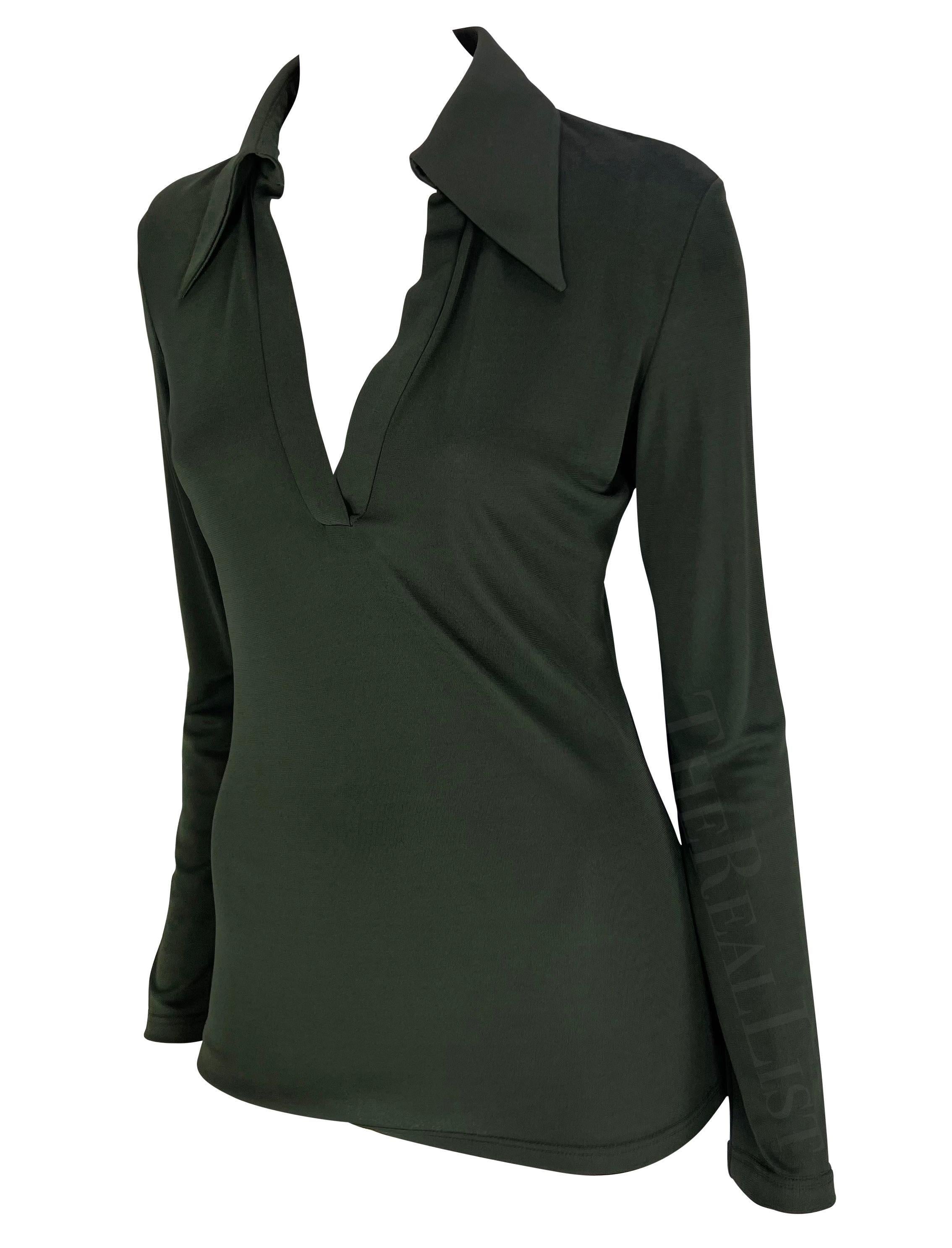 Voici un magnifique haut à col Gucci vert foncé conçu par Tom Ford. Datant de 1996, ce haut à manches longues présente un col exagéré et une encolure en V profonde. Simple et chic, ce top Gucci by Tom Ford est la version élégante d'un basique de la