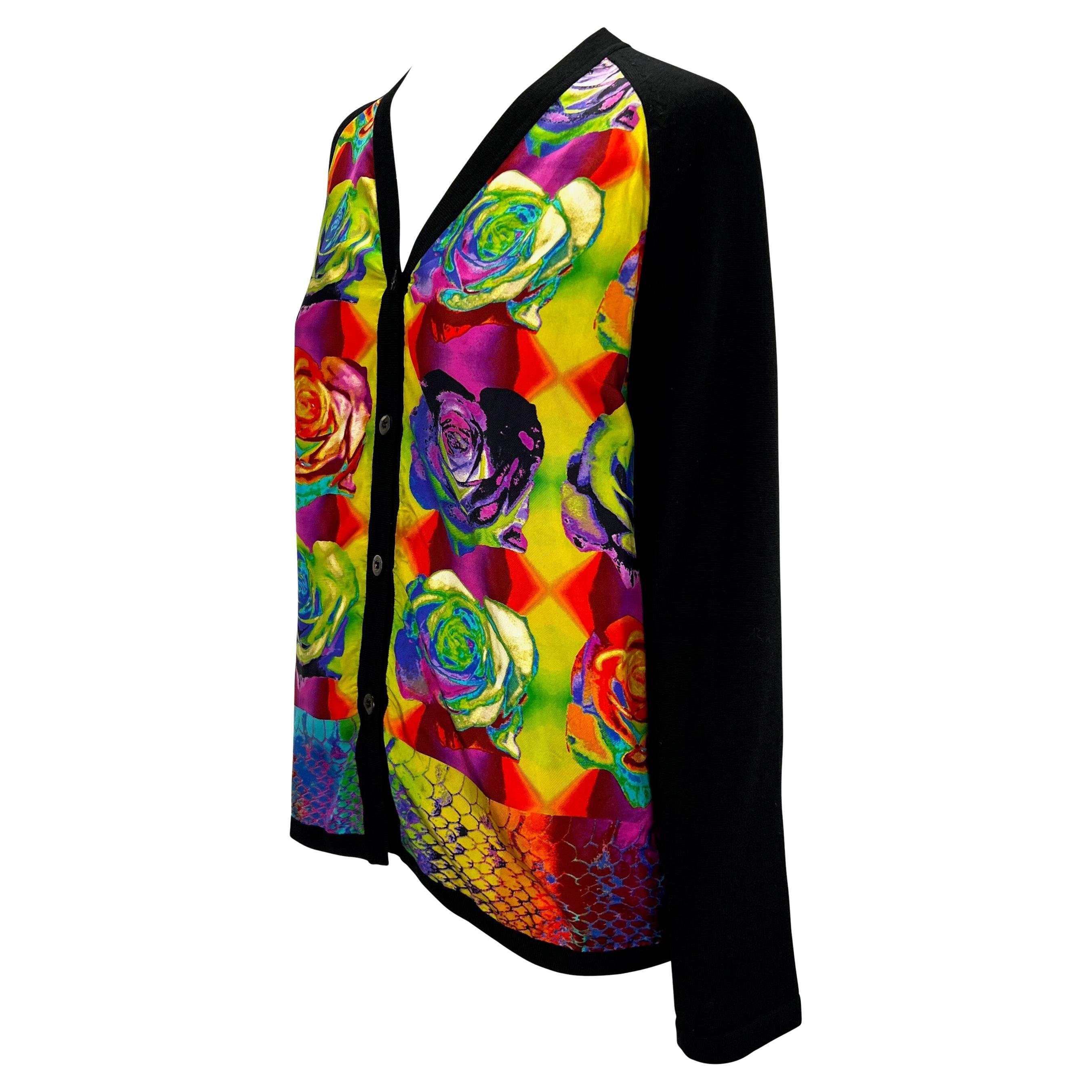 Wir präsentieren eine Gucci-Strickjacke mit Blumendruck, entworfen von Tom Ford. Diese schwarze Wollstrickjacke aus dem Jahr 1996 hat einen V-Ausschnitt und einen Knopfverschluss vorne. Der Cardigan ist mit Seideneinsätzen auf der Vorderseite mit