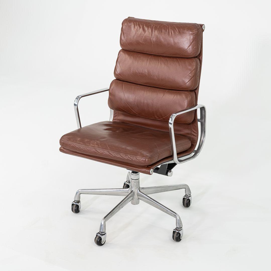Dies ist ein Eames Aluminum Group Soft Pad Executive Chair, Modell EA437, ursprünglich entworfen von Charles und Ray Eames im Jahr 1968. Dieses besondere Exemplar wurde von Herman Miller in den USA produziert (ca. 1996). Das Design besteht aus einem