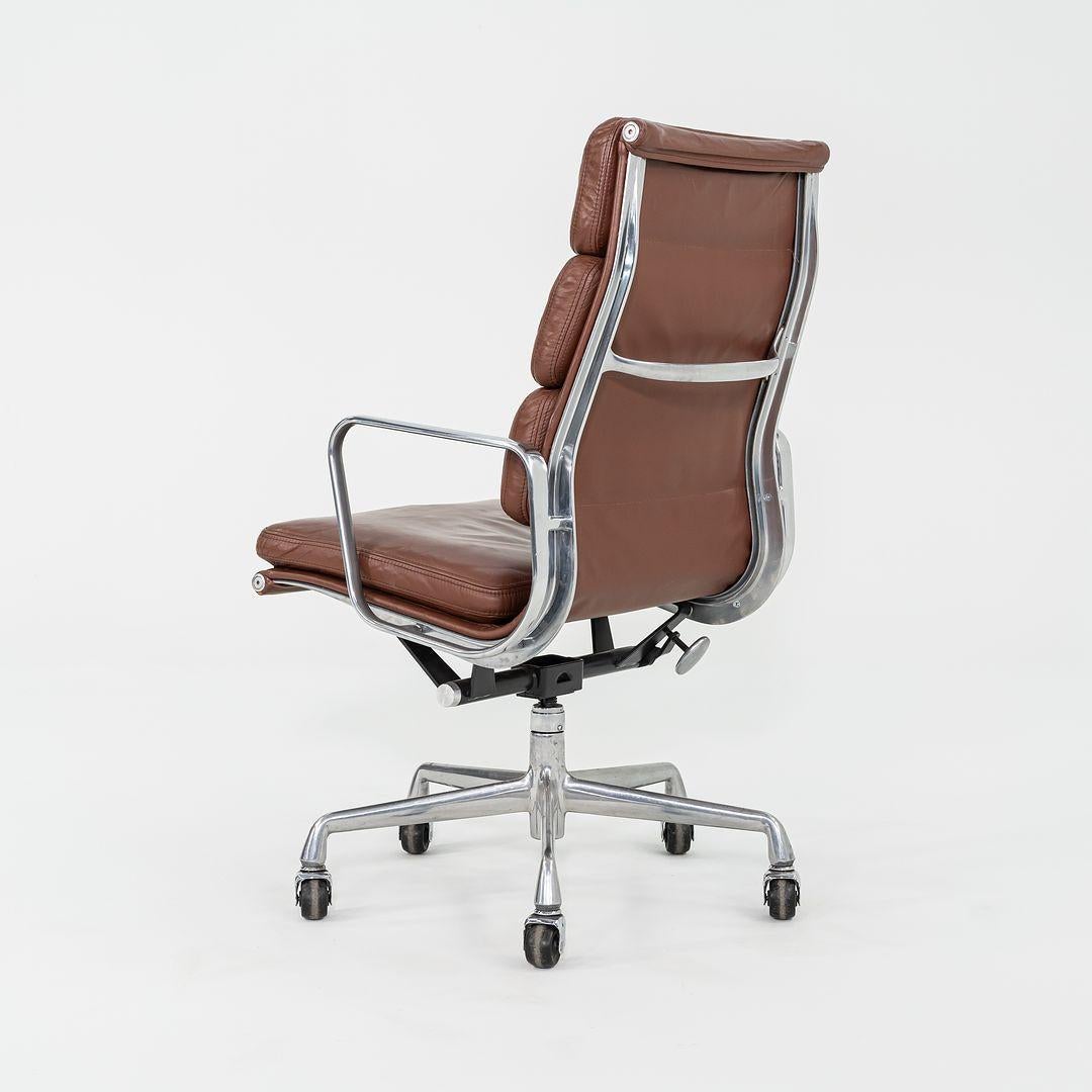 1996 Herman Miller Eames Soft Pad Chefsessel Brown Leder 2x vorhanden (Aluminium) im Angebot
