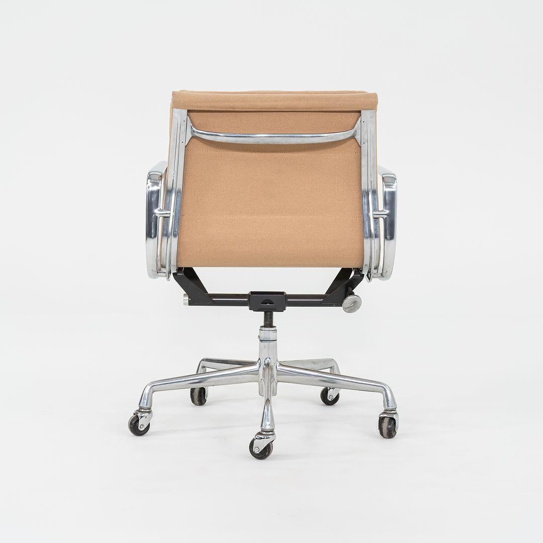 1996 Herman Miller Eames Soft Pad Management Desk Chairs in Tan Hopsack Fabric In Good Condition In Philadelphia, PA