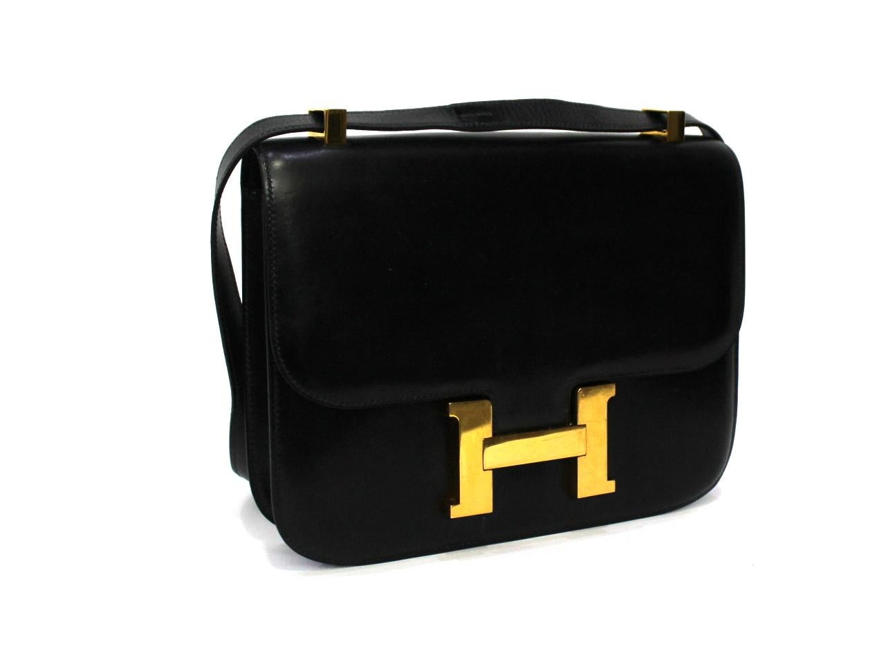 Hermès Constance model bag made of smooth black leather with golden hardware.
Closing with category H, internally capacious for the essentials. Adjustable leather shoulder strap, to wear it however you like. The bag to be a vintage product (1996) is
