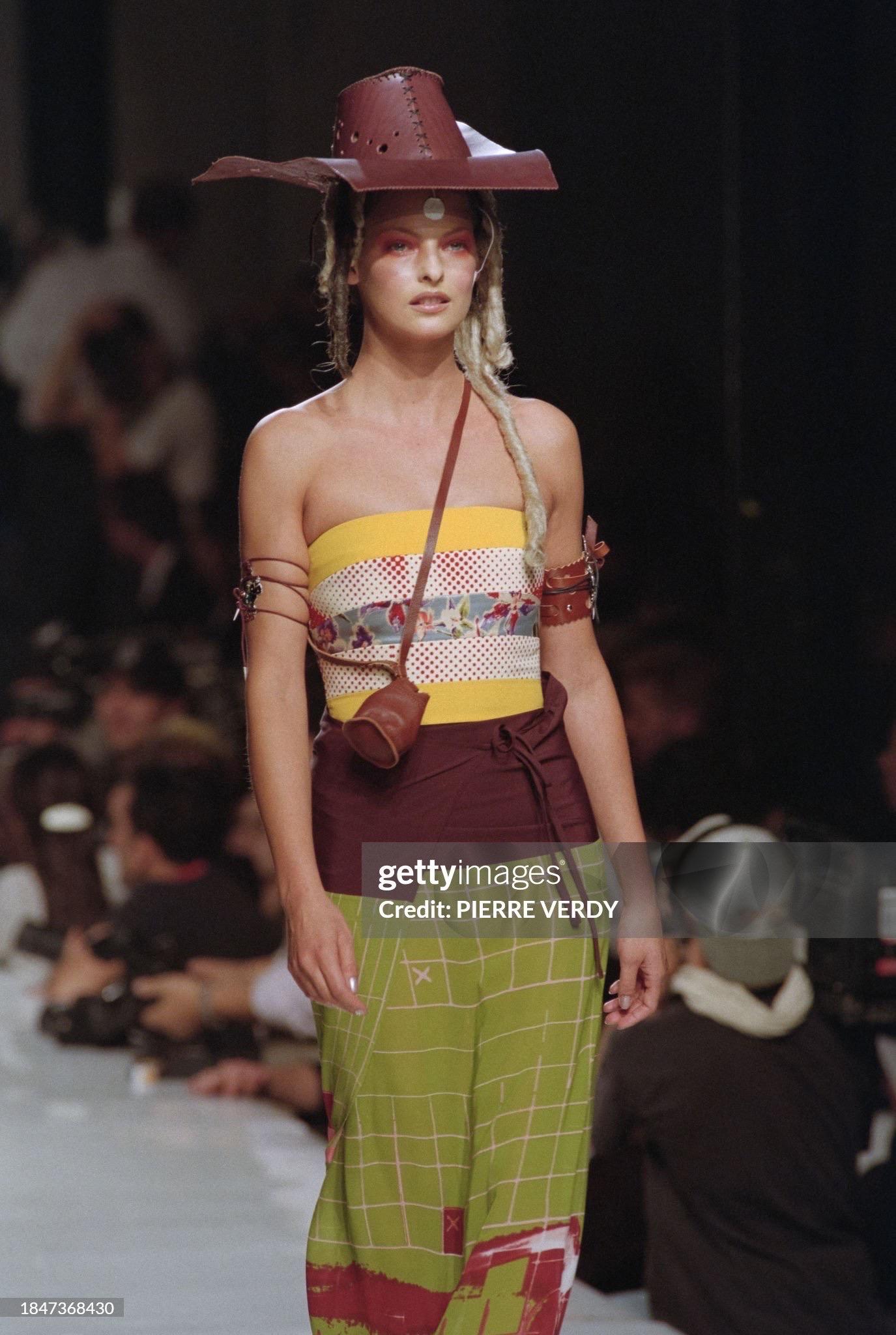 Une robe bustier très convoitée et immédiatement reconnaissable de Jean Paul Gaultier, datant de sa collection emblématique 'Cyberbaba' printemps-été 1996. Ce look d'archives épique, porté par Linda Evangelista, présente le style enveloppant le plus