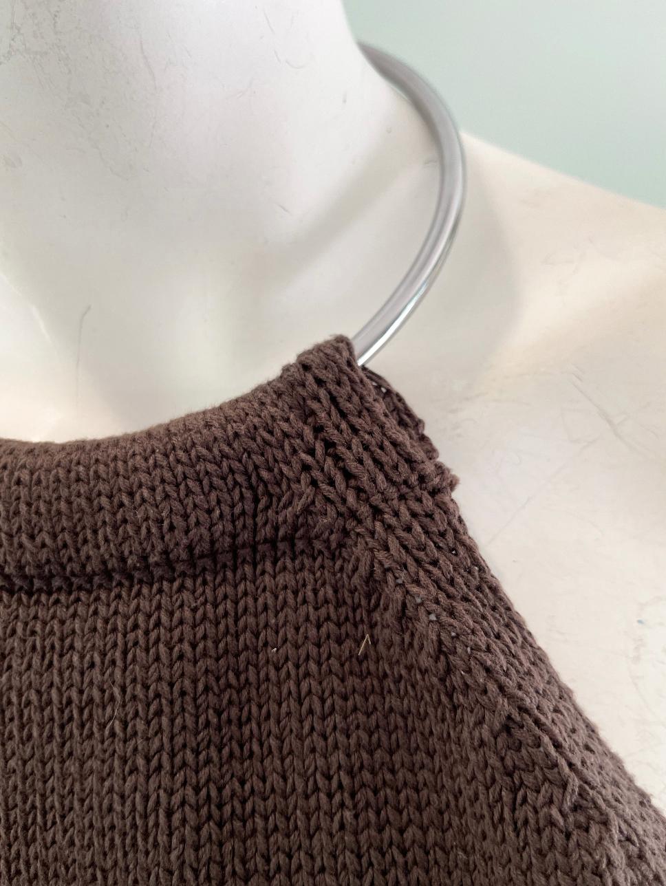 1996 Martin Margiela brown knit crop top with tie back and metal ring neck

Condition: Excellent
Bust 24
