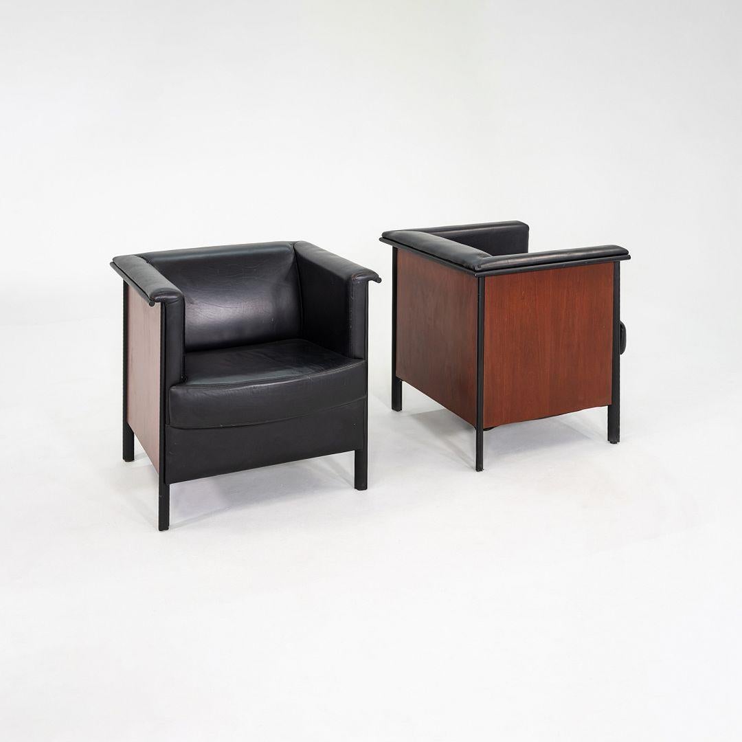 Il s'agit d'une paire de fauteuils club caissonnés, attribuée à Brian Cane pour Metropolitan Furniture. Leurs étiquettes indiquent qu'ils ont été produits par Steelcase en 1996. La société Metropolitan Furniture Co. a été fondée aux États-Unis par