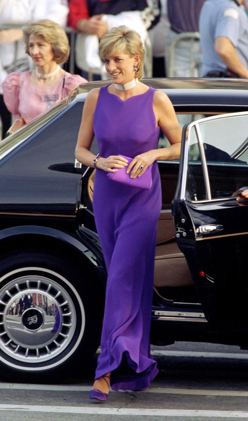 1996 RARE VINTAGE GIANNI VERSACE LONG DRESS as seen on PRINCESS DIANA

IT Size 40

67% Silk, 33% Rayon

Fully lined

length 56