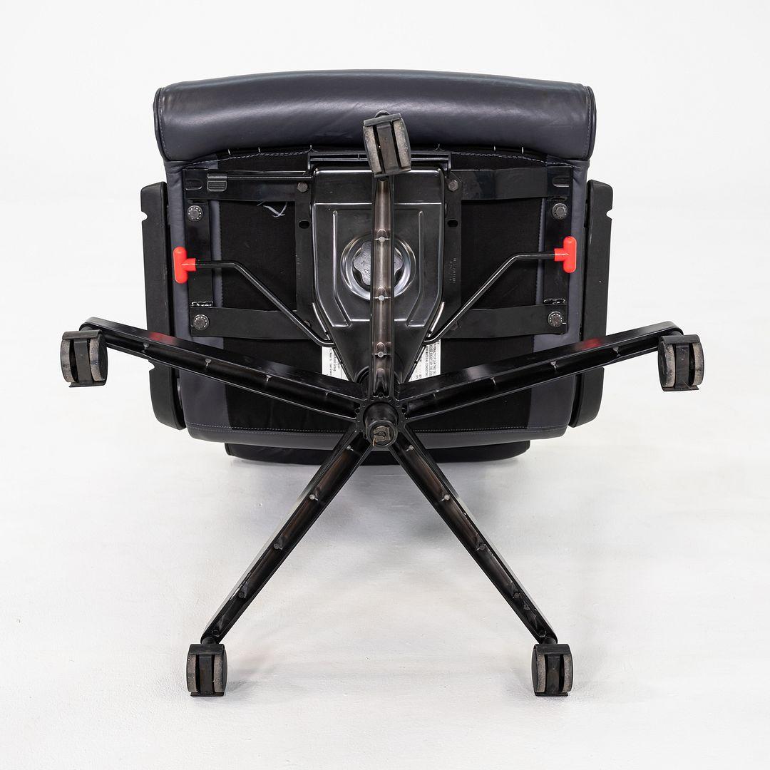 1996 Richard Sapper Management Desk Chair en cuir gris avec base pneumatique en vente 4