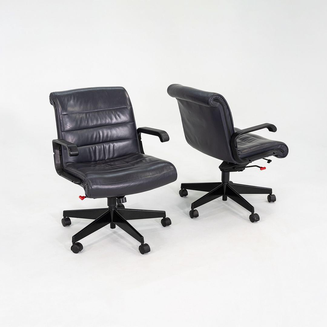 Il s'agit d'une chaise de bureau de gestion conçue par Richard Sapper, présentée à l'origine pour Knoll en 1979. Cet exemple particulier date de 1996. Il est doté d'un revêtement en cuir gris, d'un piètement à cinq branches en aluminium poli, d'un