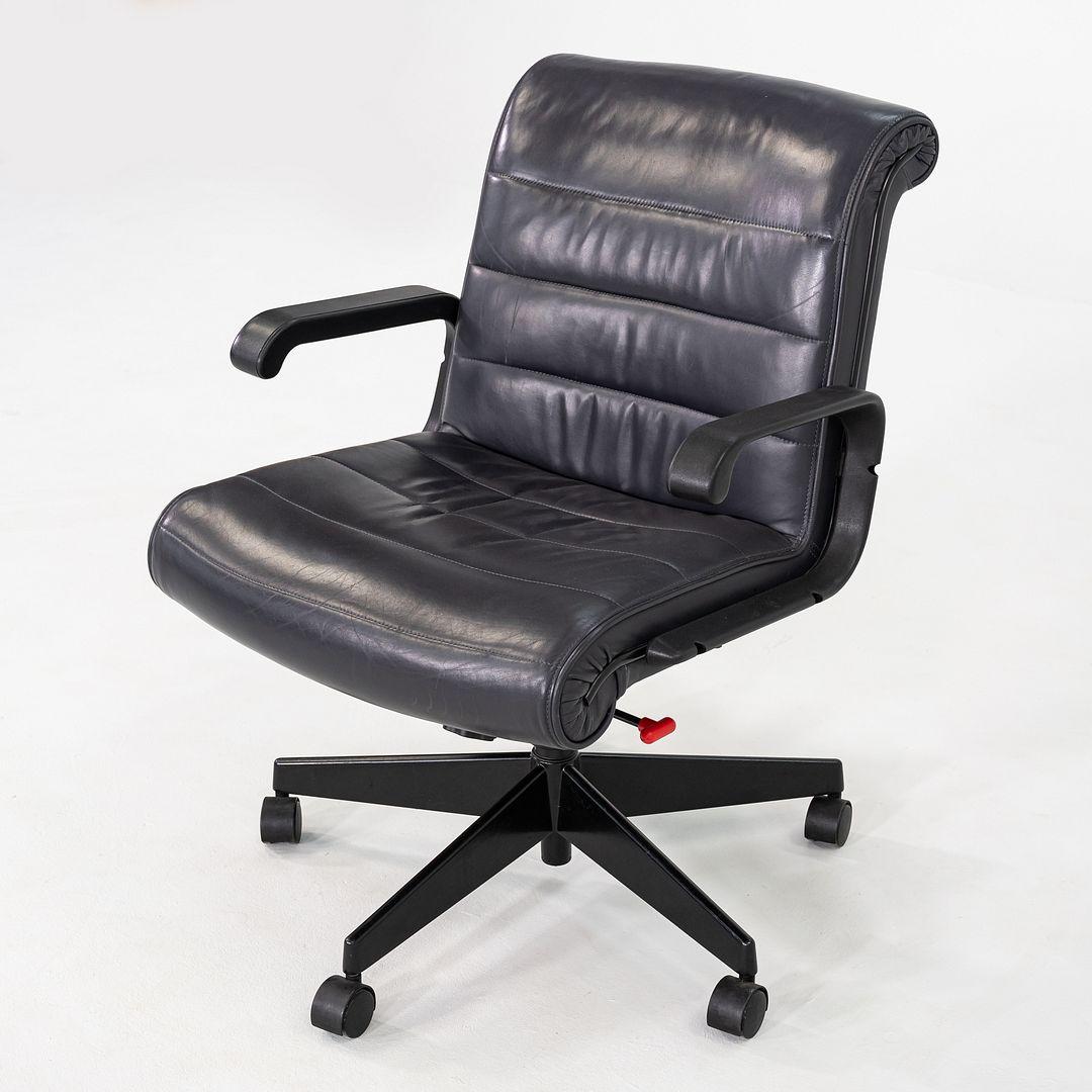 Américain 1996 Richard Sapper Management Desk Chair en cuir gris avec base pneumatique en vente