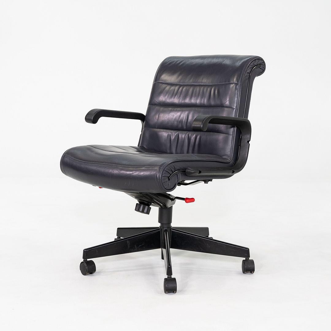1996 Richard Sapper Management Desk Chair en cuir gris avec base pneumatique Bon état - En vente à Philadelphia, PA