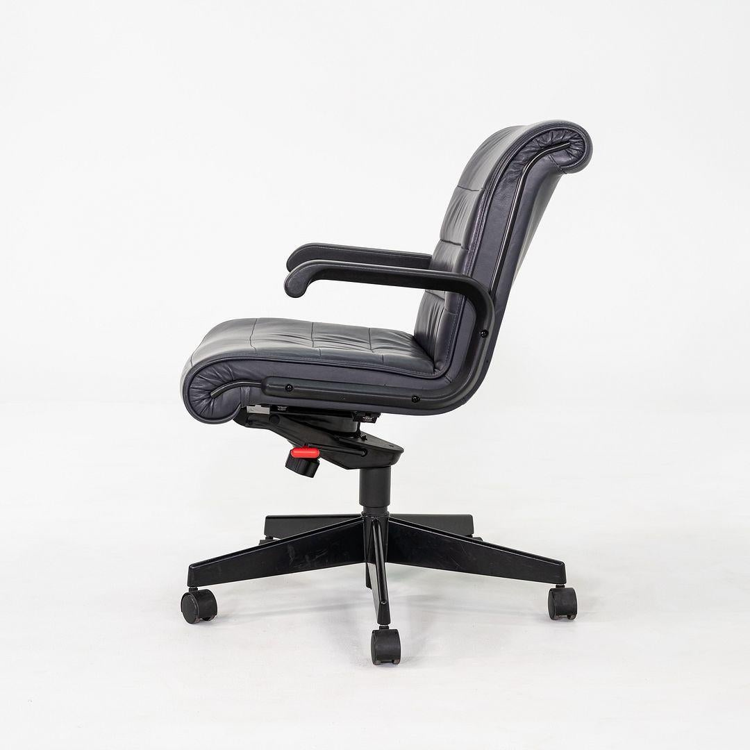 Fin du 20e siècle 1996 Richard Sapper Management Desk Chair en cuir gris avec base pneumatique en vente