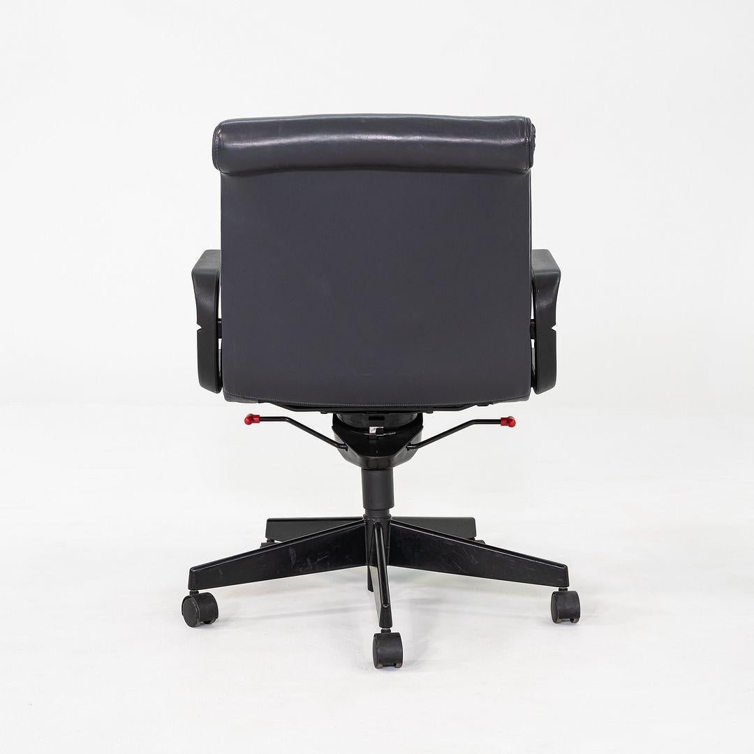 1996 Richard Sapper Management Desk Chair en cuir gris avec base pneumatique en vente 1