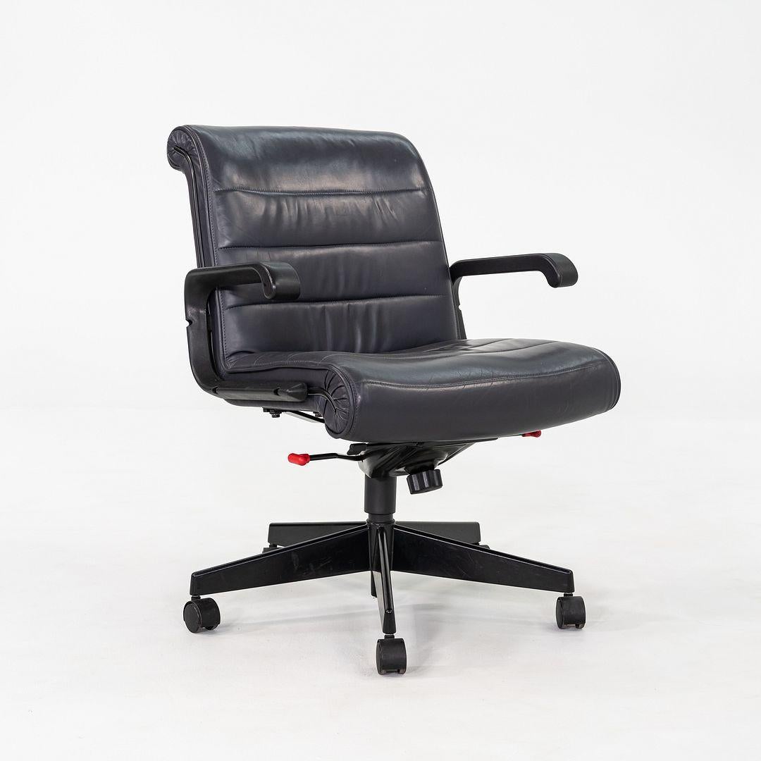 1996 Richard Sapper Management Desk Chair en cuir gris avec base pneumatique en vente 2