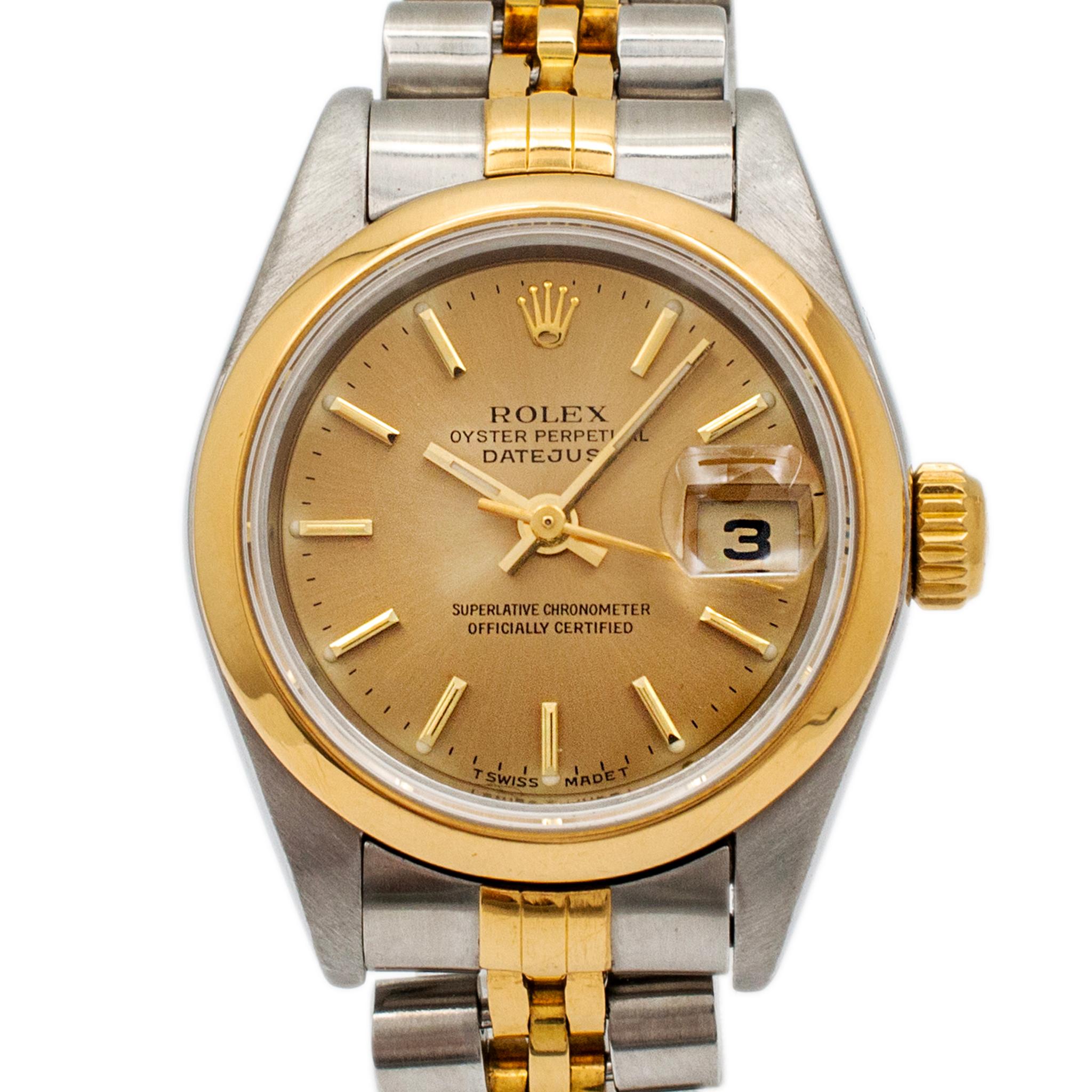 Marke: ROLEX

Geschlecht: Damen

MATERIAL: 18K Gelbgold

Durchmesser: 26,00 mm

Gewicht: 51,60 Gramm

18K Gelbgold und Edelstahl, ROLEX Swiss made Uhr mit original Box und Papieren. Die Metalle wurden getestet und als 18-karätiges Gelbgold und