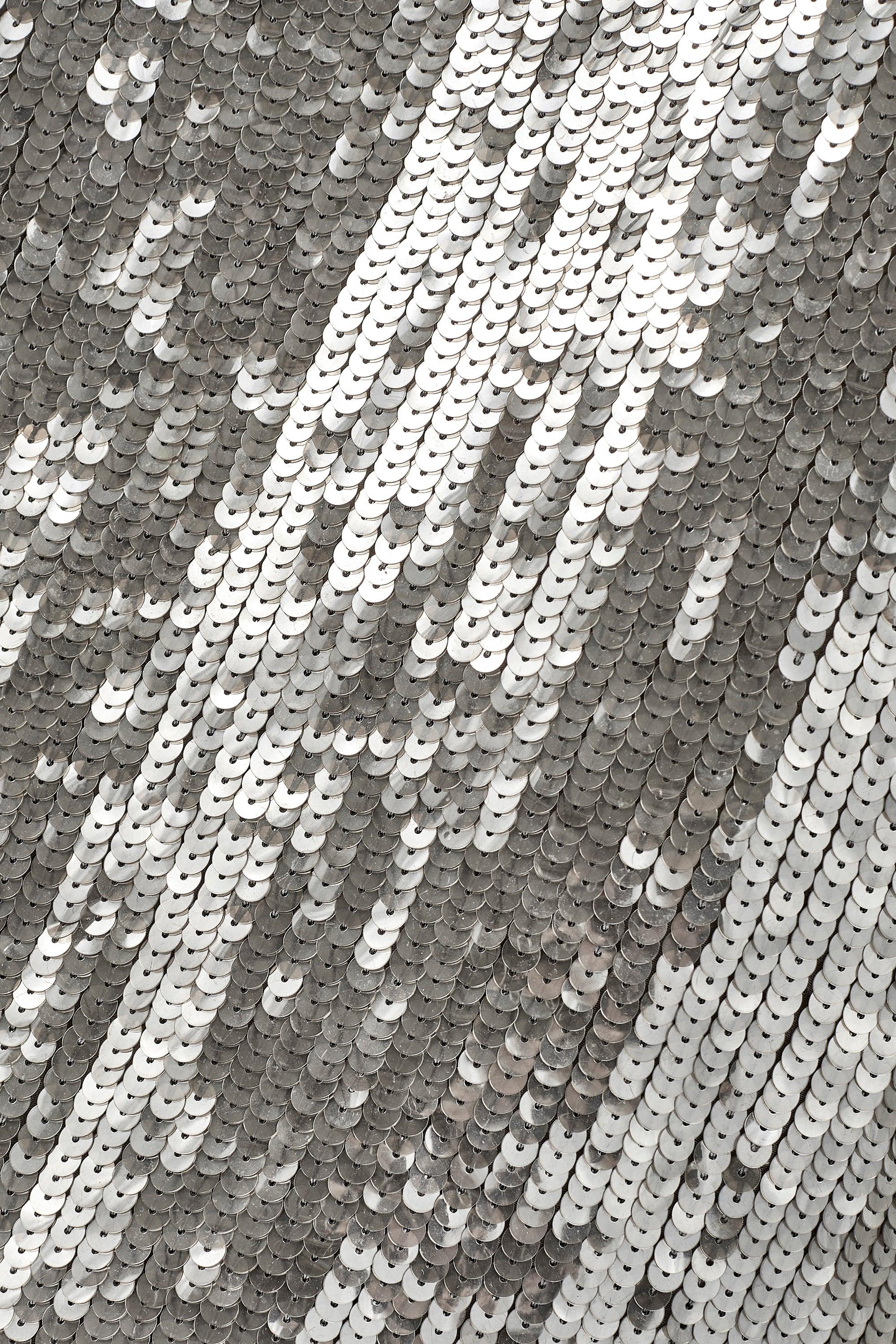 Katharine Hamnett, mini-jupe et haut à sequins argentés, défilé 1996 en vente 1