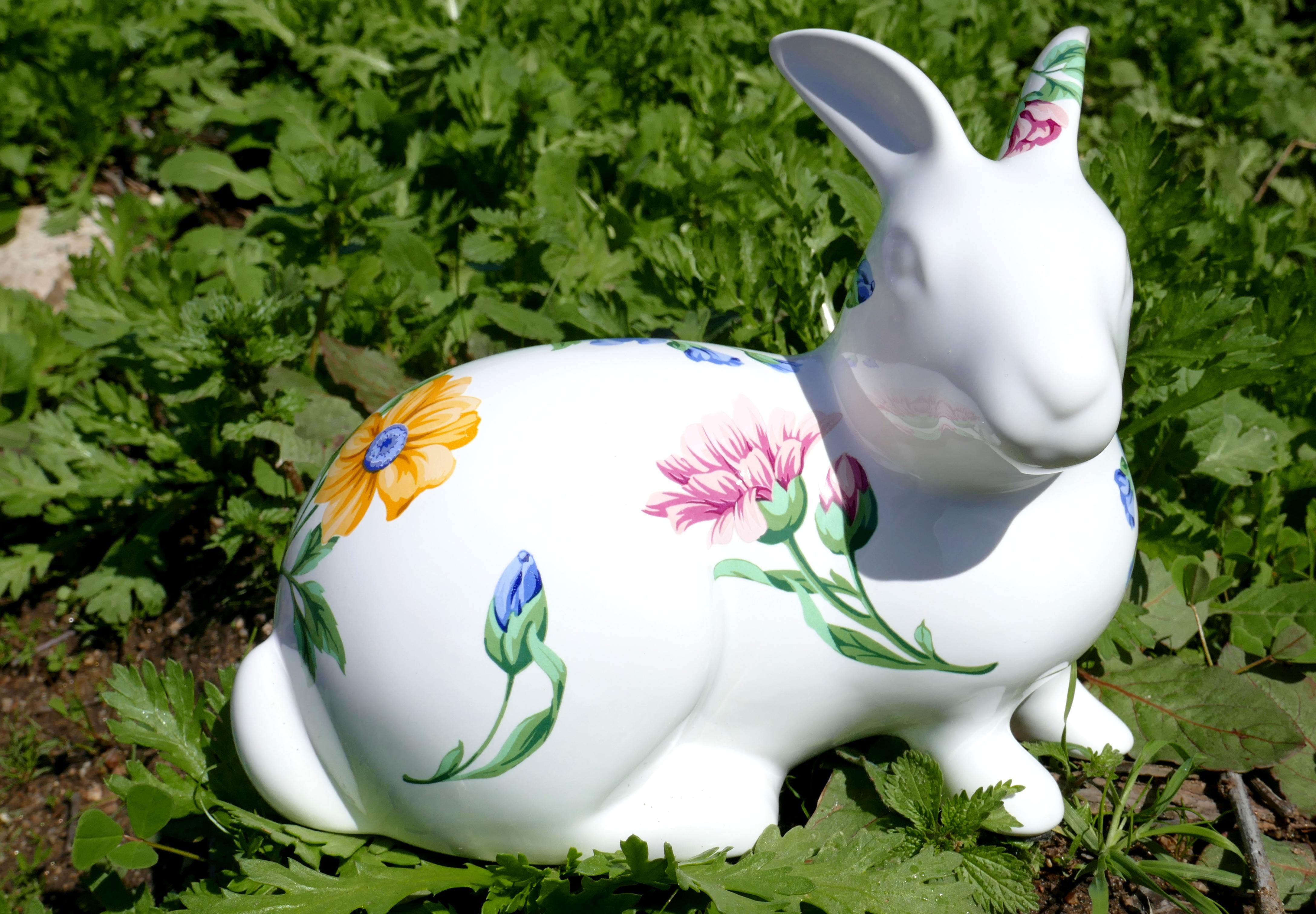 Schöner Porzellanhase von Tiffany & Co. aus dem Jahr 1996 mit dem Sintra-Muster. Die Figur wurde in Portugal hergestellt und ist mit Frühlingsblumen besprenkelt. Es ist in perfektem Zustand. 