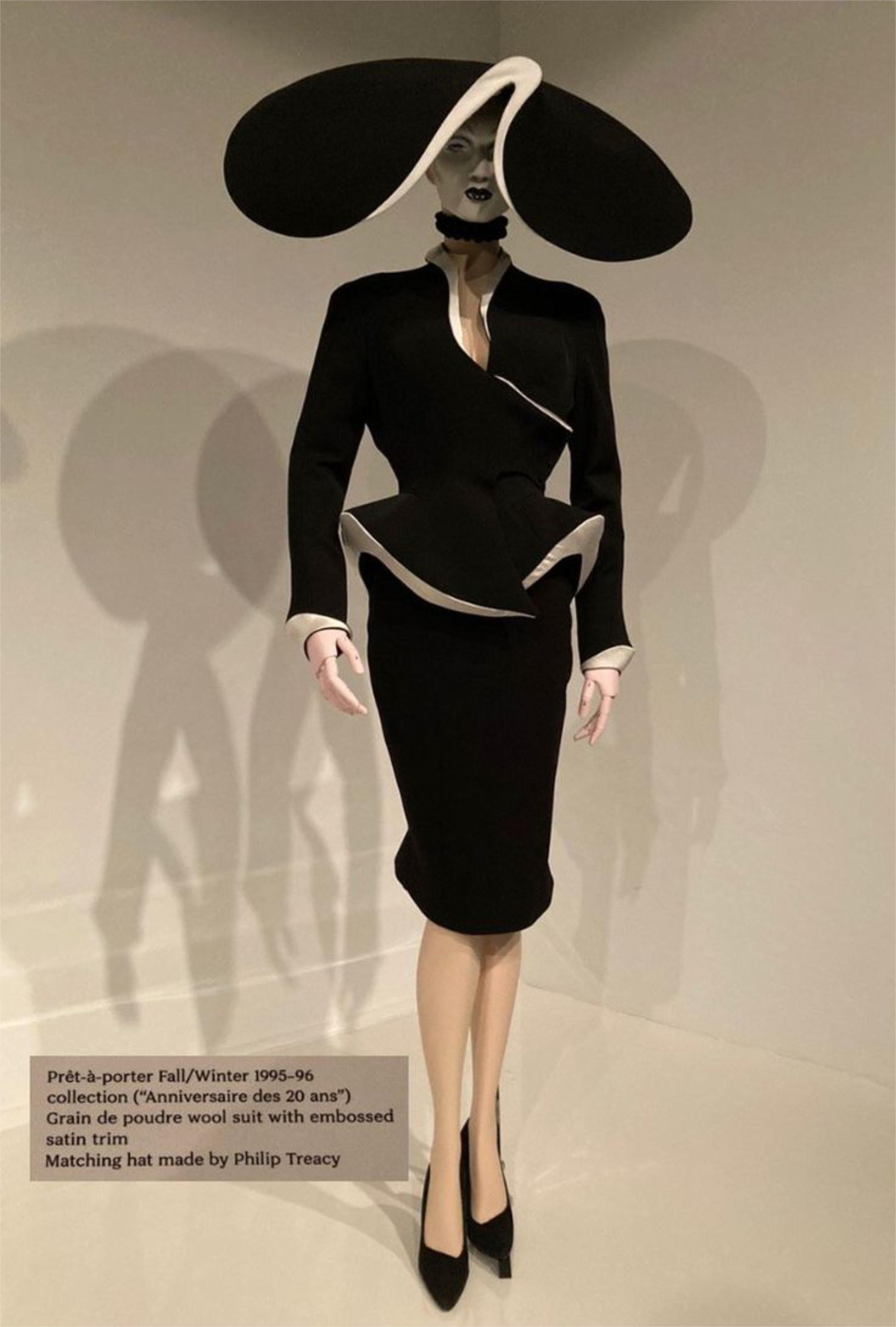 1996 Thierry Mugler Black Velvet & White Silk Sculpted Futuristic Mini Dress In Good Condition For Sale In Beverly Hills, CA