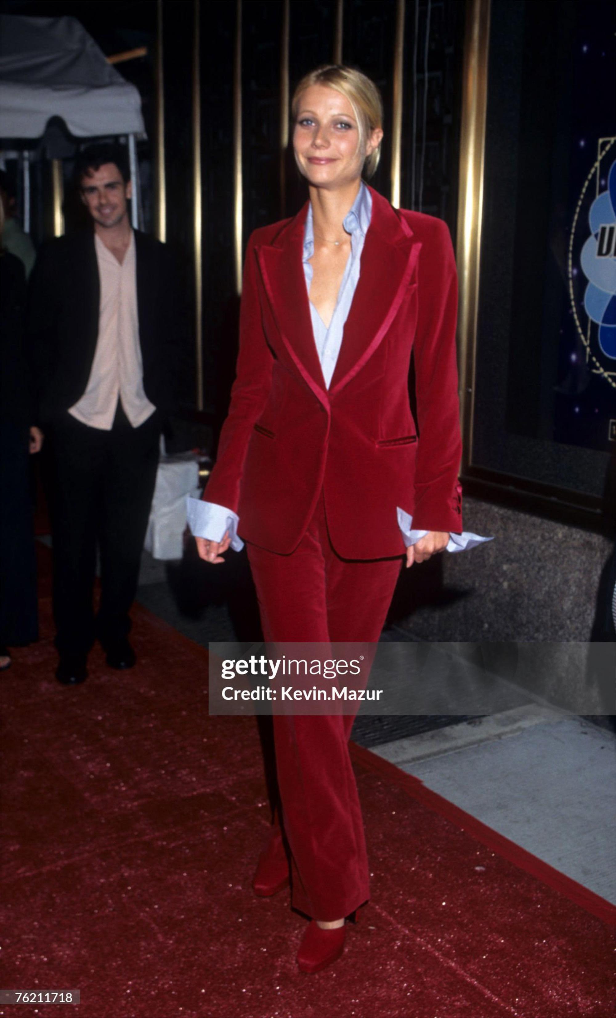 1996 Tom Ford for Gucci Red Velvet 'Gwyneth Paltrow' Tailored Jacket Pantsuit In Good Condition For Sale In Beverly Hills, CA
