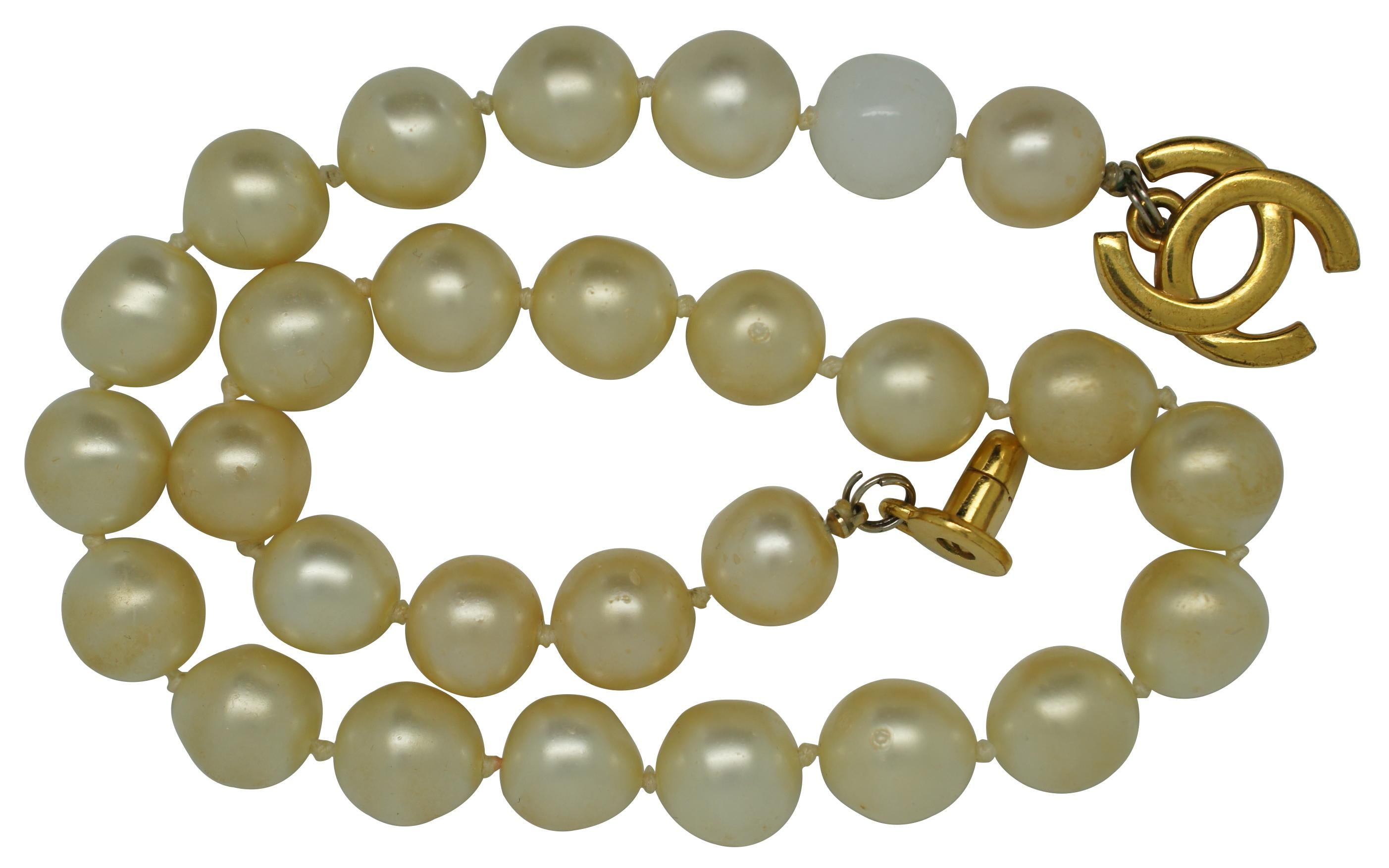 Vintage Chanel France imitation pearl necklace with gold tone interlocking-C clasp. 96P

Provenance: Estate of Carol Levitan and Jesse Philips
Mr. Philips was both a retailer, as an owner of a Dayton department store, and a manufacturer who