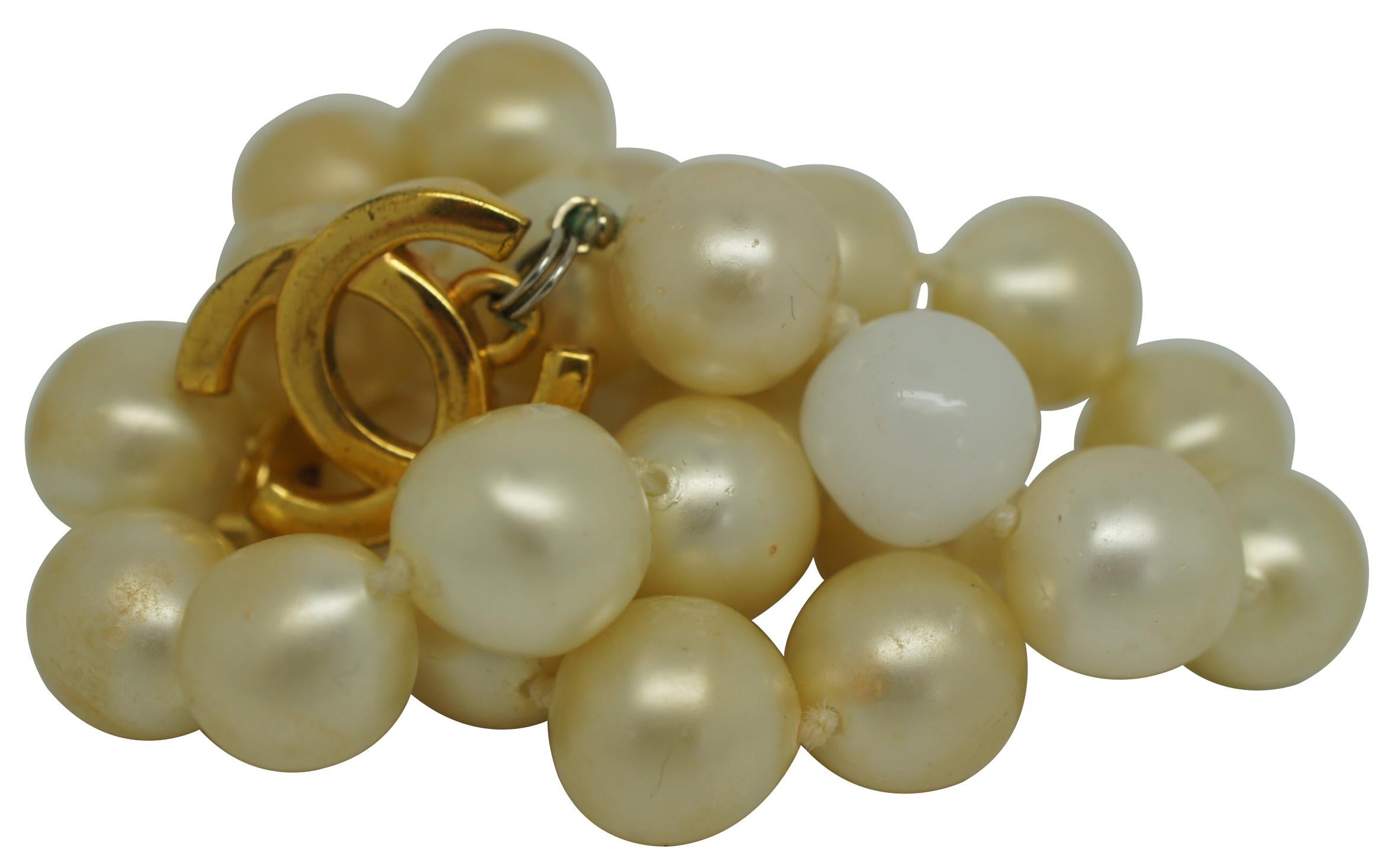 Mid-Century Modern 1996 Vintage Chanel Coco Mark Turnlock Faux Imitation Pearl Necklace France