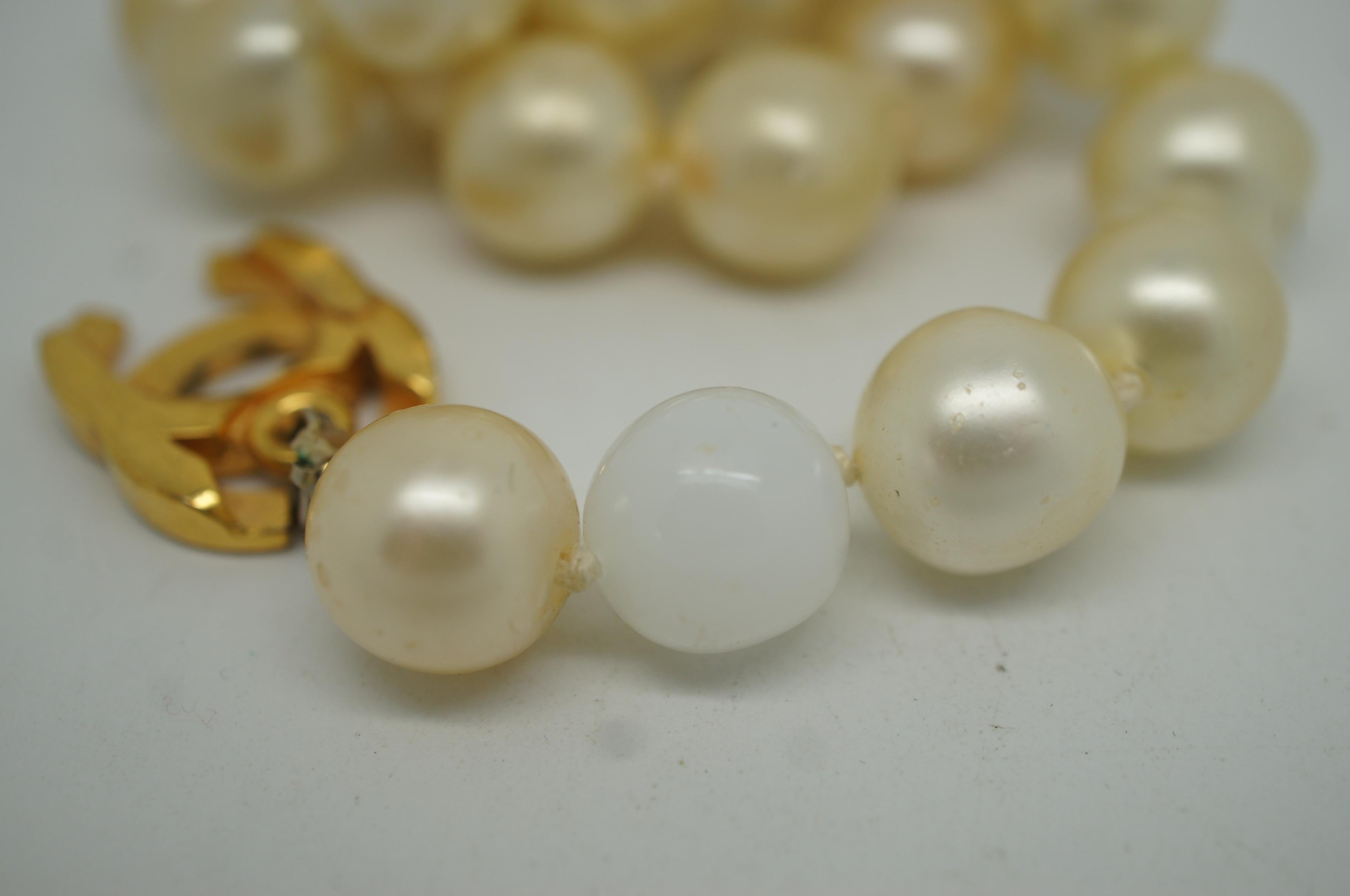 1996 Vintage Chanel Coco Mark Turnlock Faux Imitation Pearl Necklace France In Good Condition In Dayton, OH
