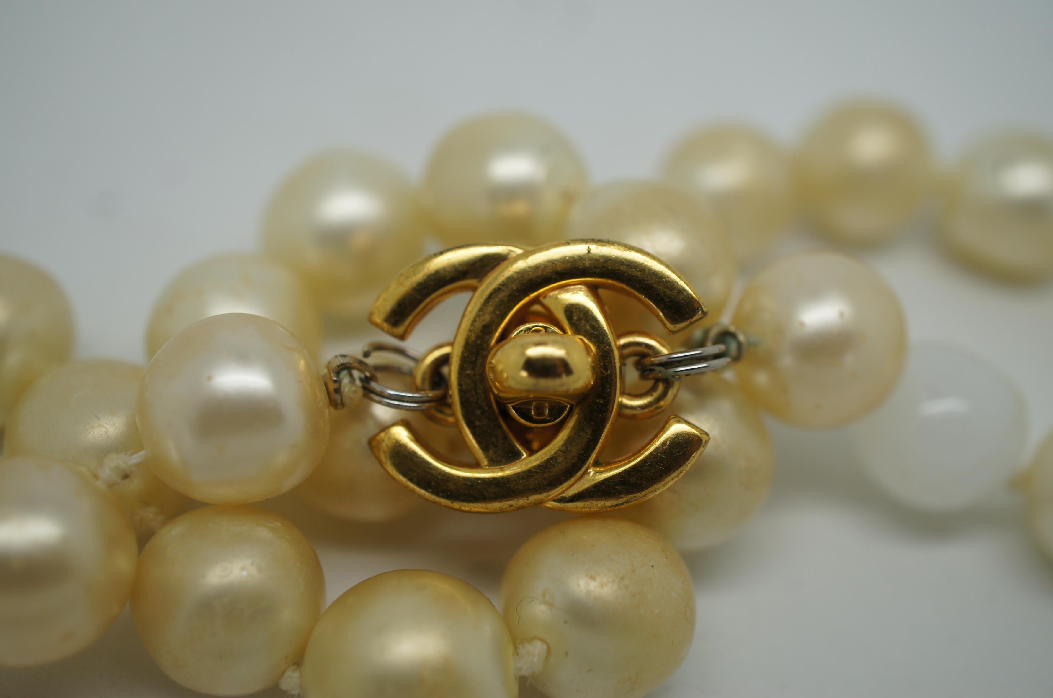 Metal 1996 Vintage Chanel Coco Mark Turnlock Faux Imitation Pearl Necklace France