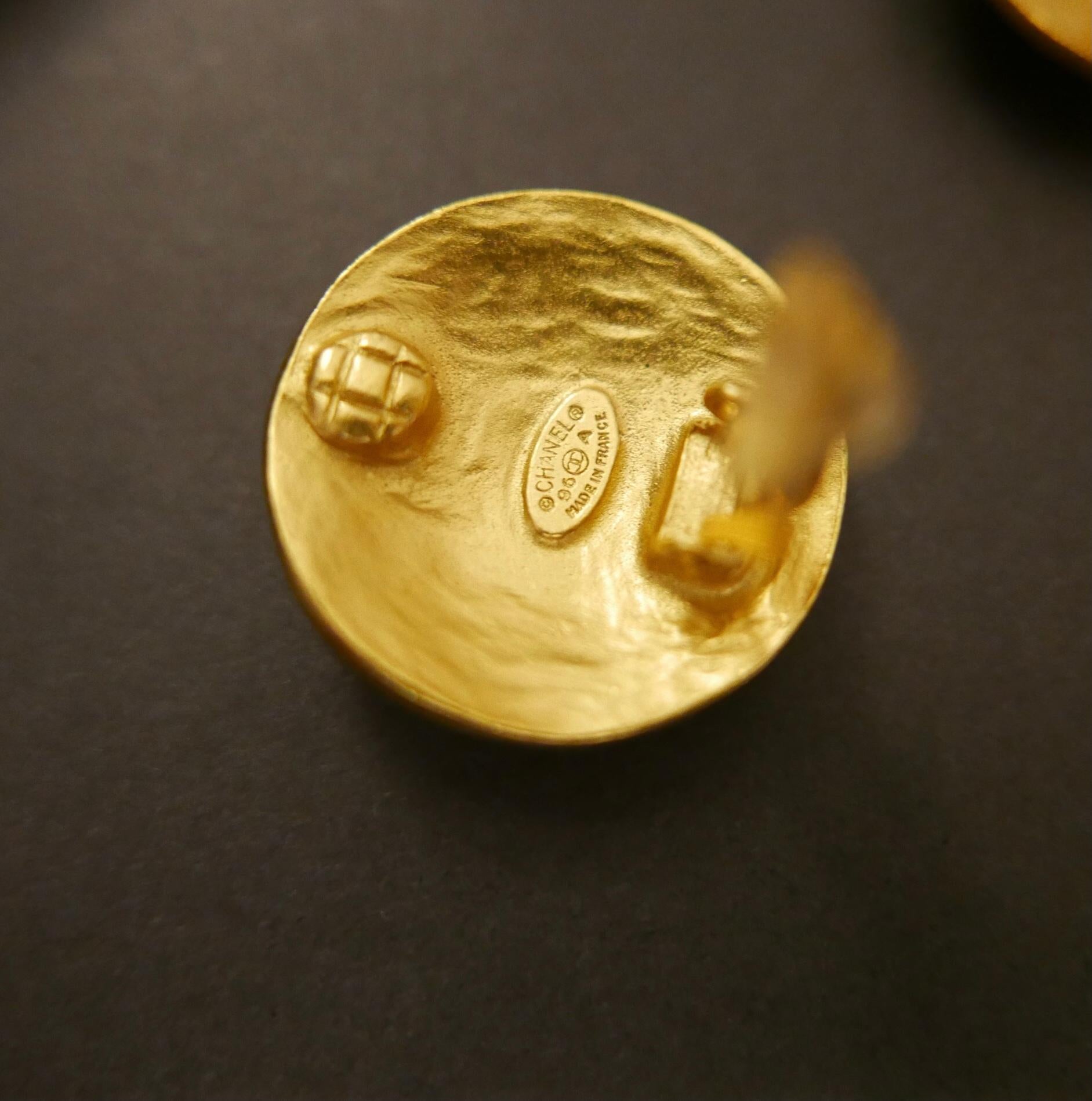 1996 Vintage CHANEL Gold Toned Floral Clip On Earrings 6