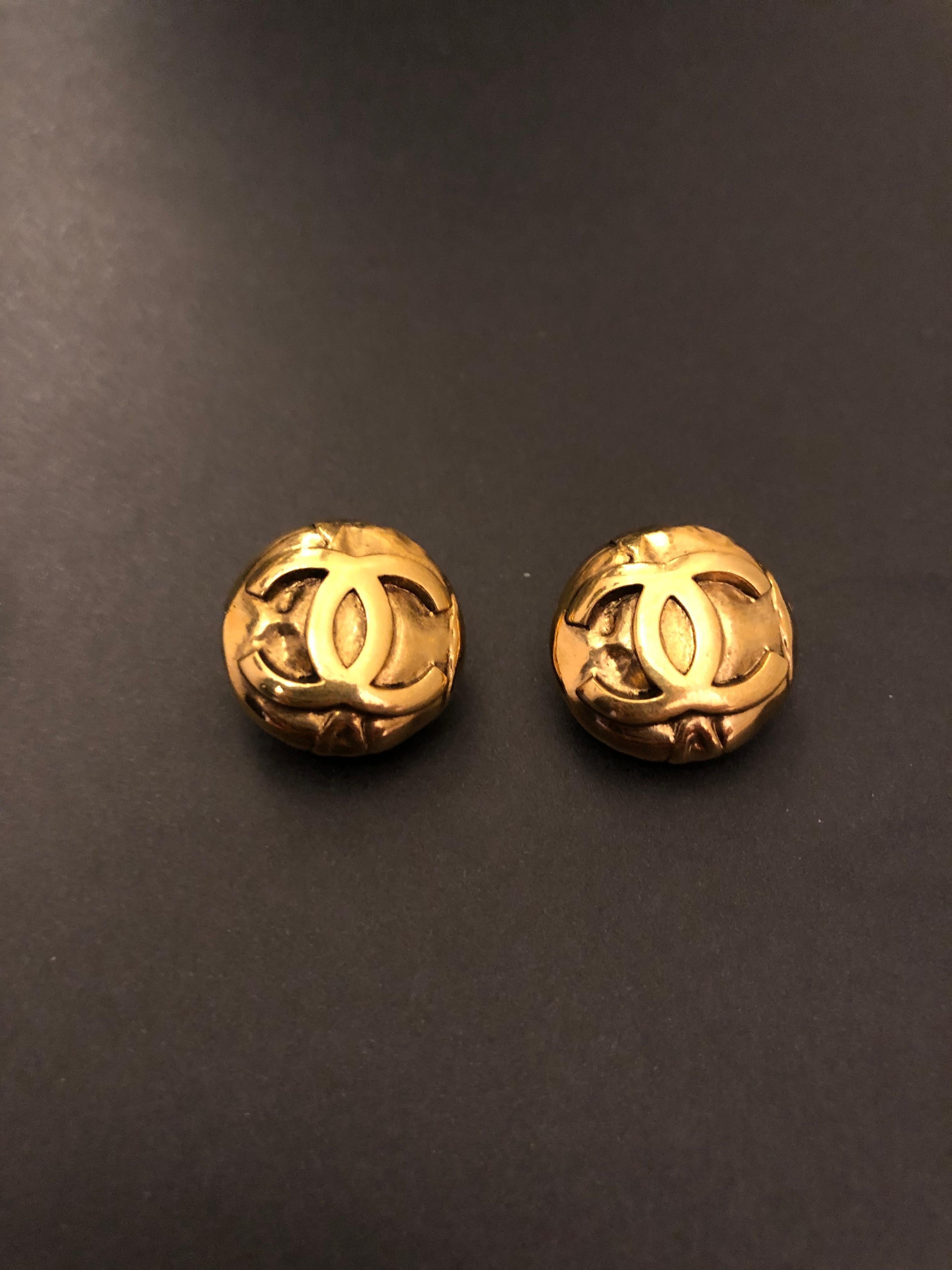 Vintage CHANEL gold toned clip-on earrings. Stamped CHANEL 96A made in France. Diameter measures approximately 2 cm. Come with box. 

Condition - MINT