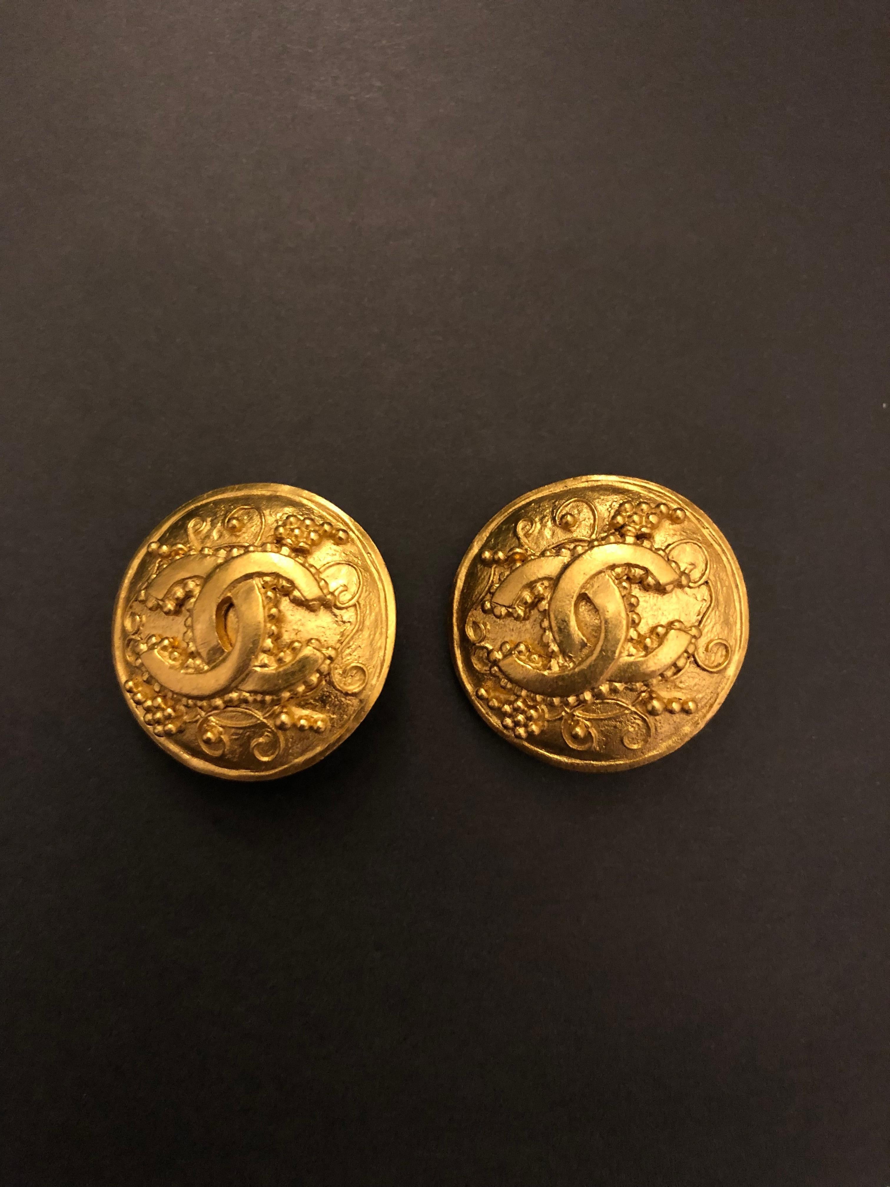 These Vintage CHANEL clip-on earrings are sculpted on gold plated metal with floral and vine details. One of the highly sought after designs from the 1990s. Stamped CHANEL 96A made in France. Diameter measures approximately 2.7 cm. Come with tag and