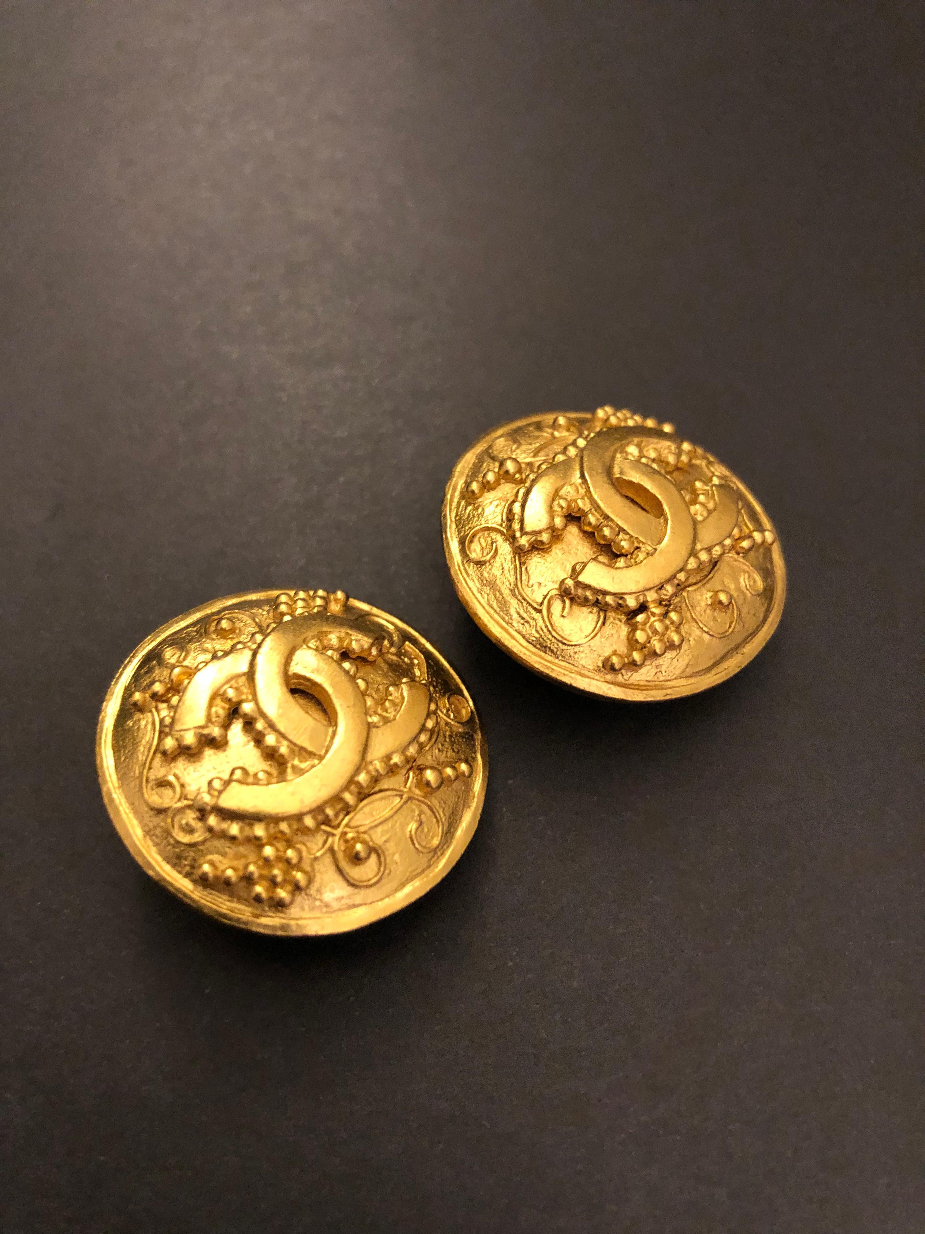 1996 Vintage CHANEL Gold Toned Floral Clip On Earrings In Excellent Condition In Bangkok, TH