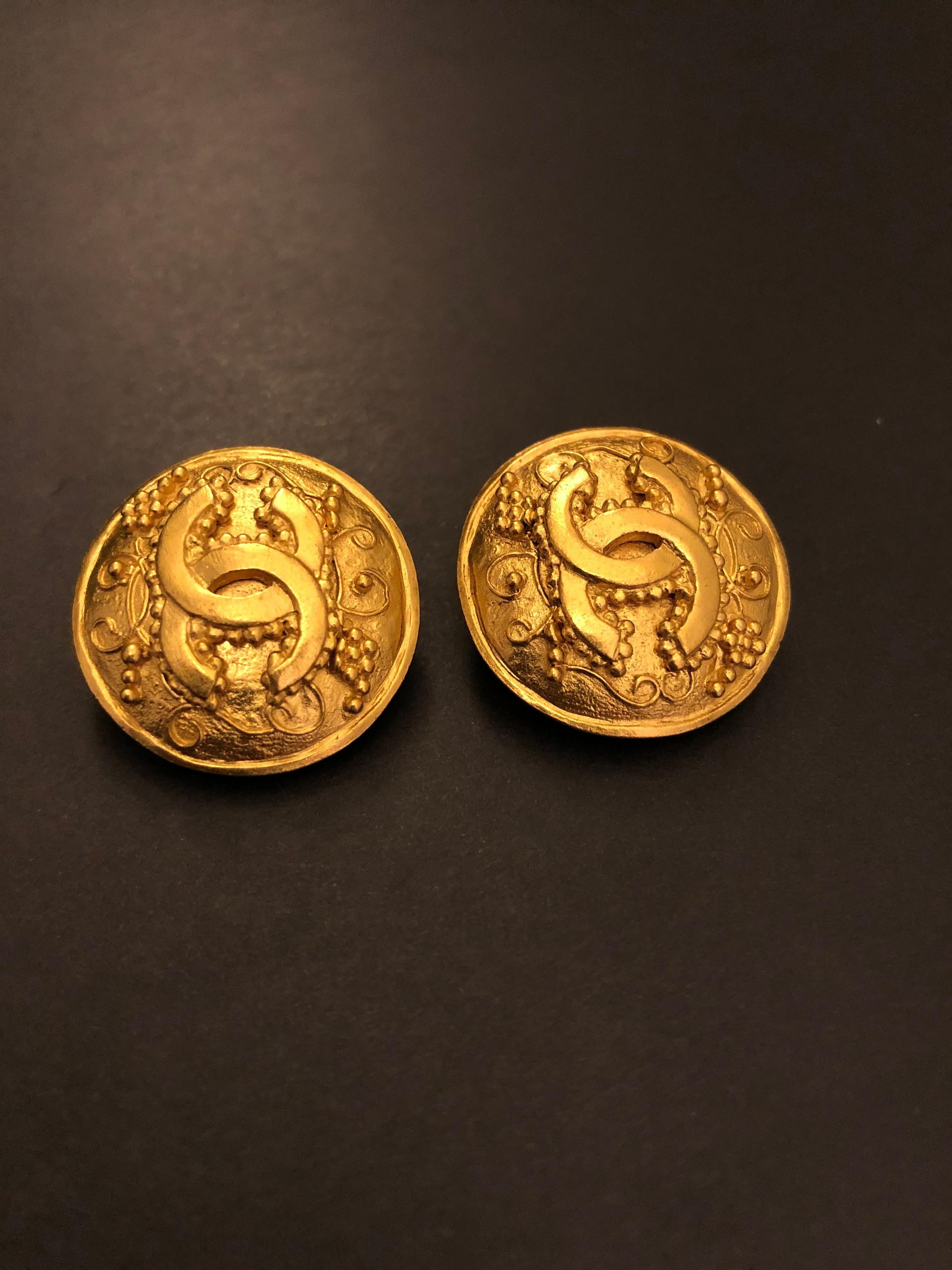 Women's 1996 Vintage CHANEL Gold Toned Floral Clip On Earrings