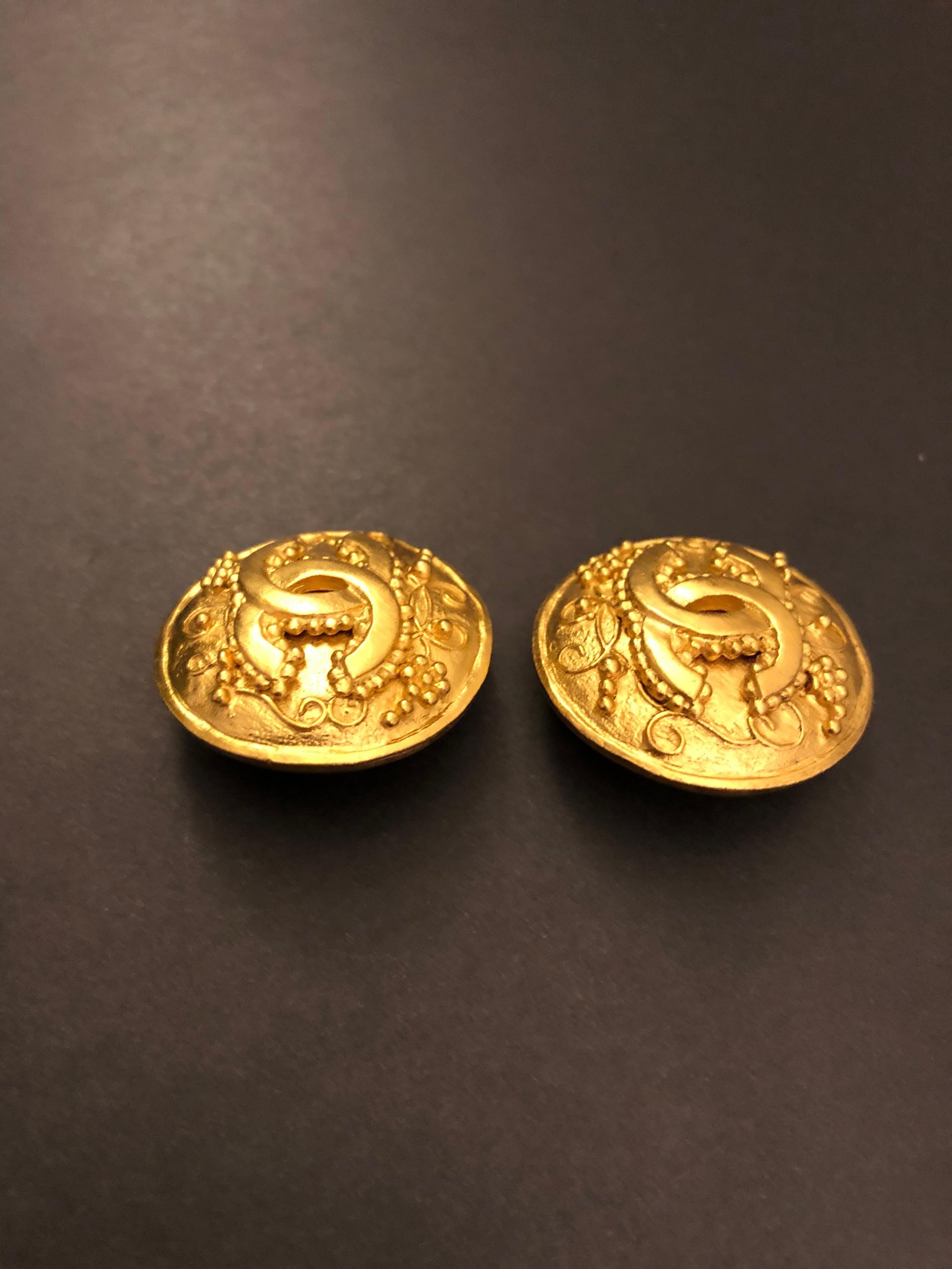1996 Vintage CHANEL Gold Toned Floral Clip On Earrings 1