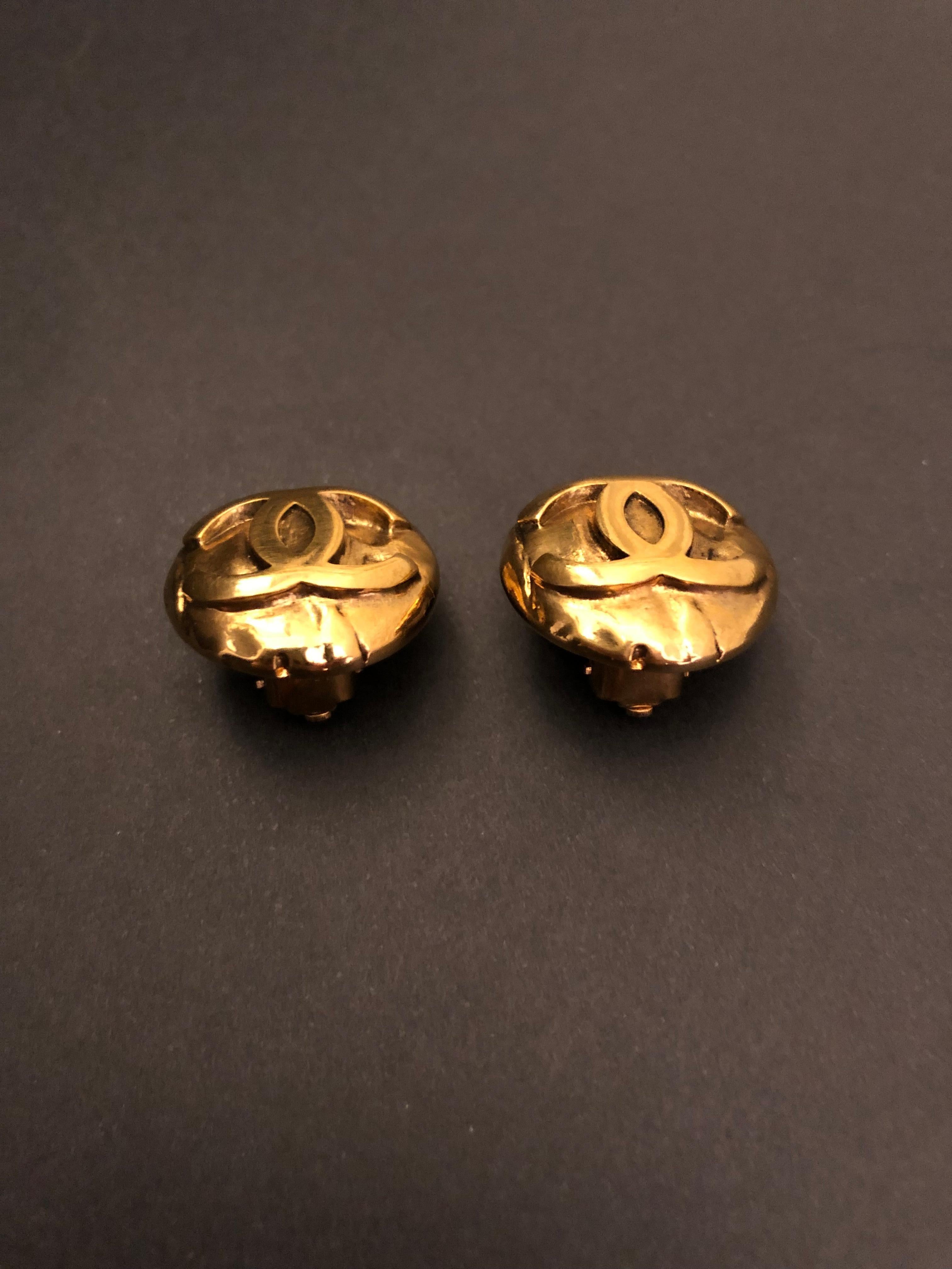 1996 Vintage CHANEL Gold Toned Clip On Earrings In Excellent Condition For Sale In Bangkok, TH