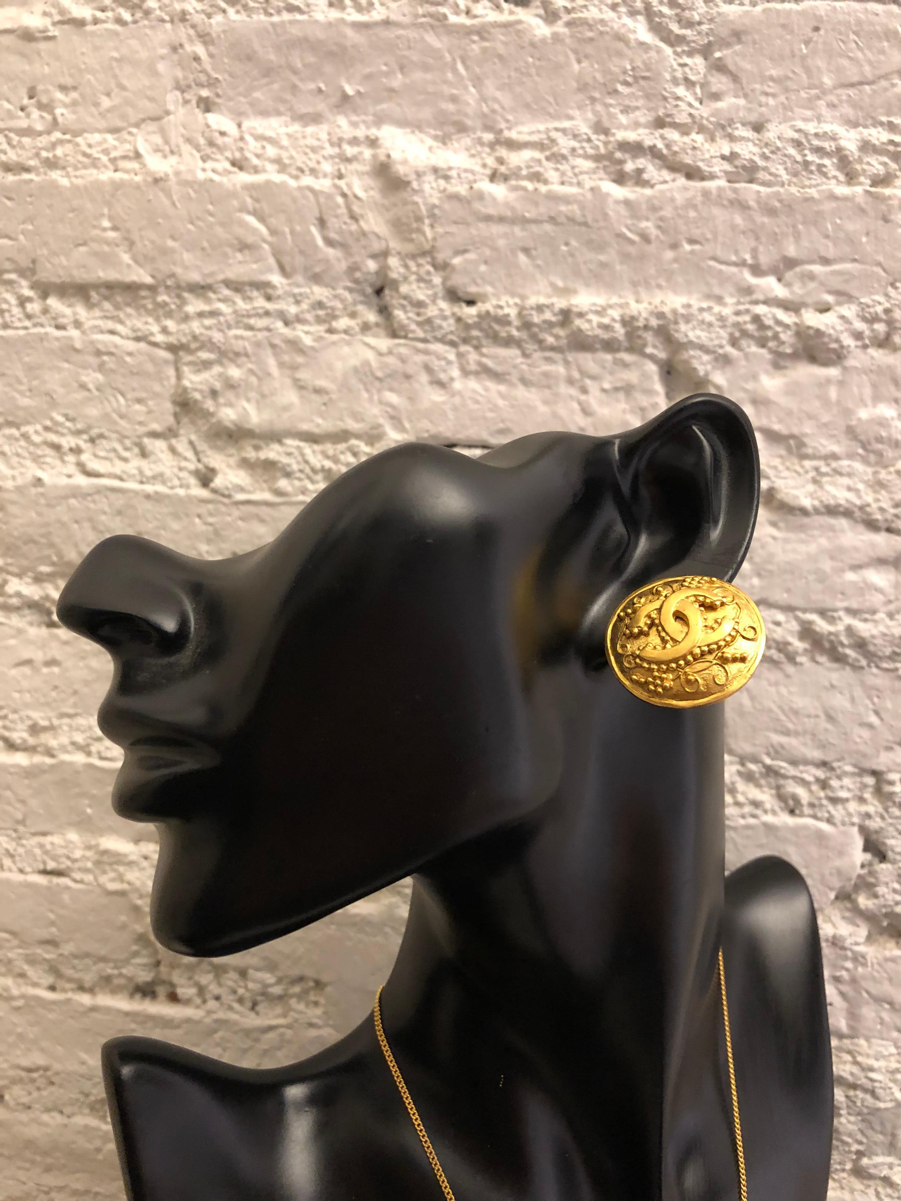 1996 Vintage CHANEL Gold Toned Floral Clip On Earrings 2