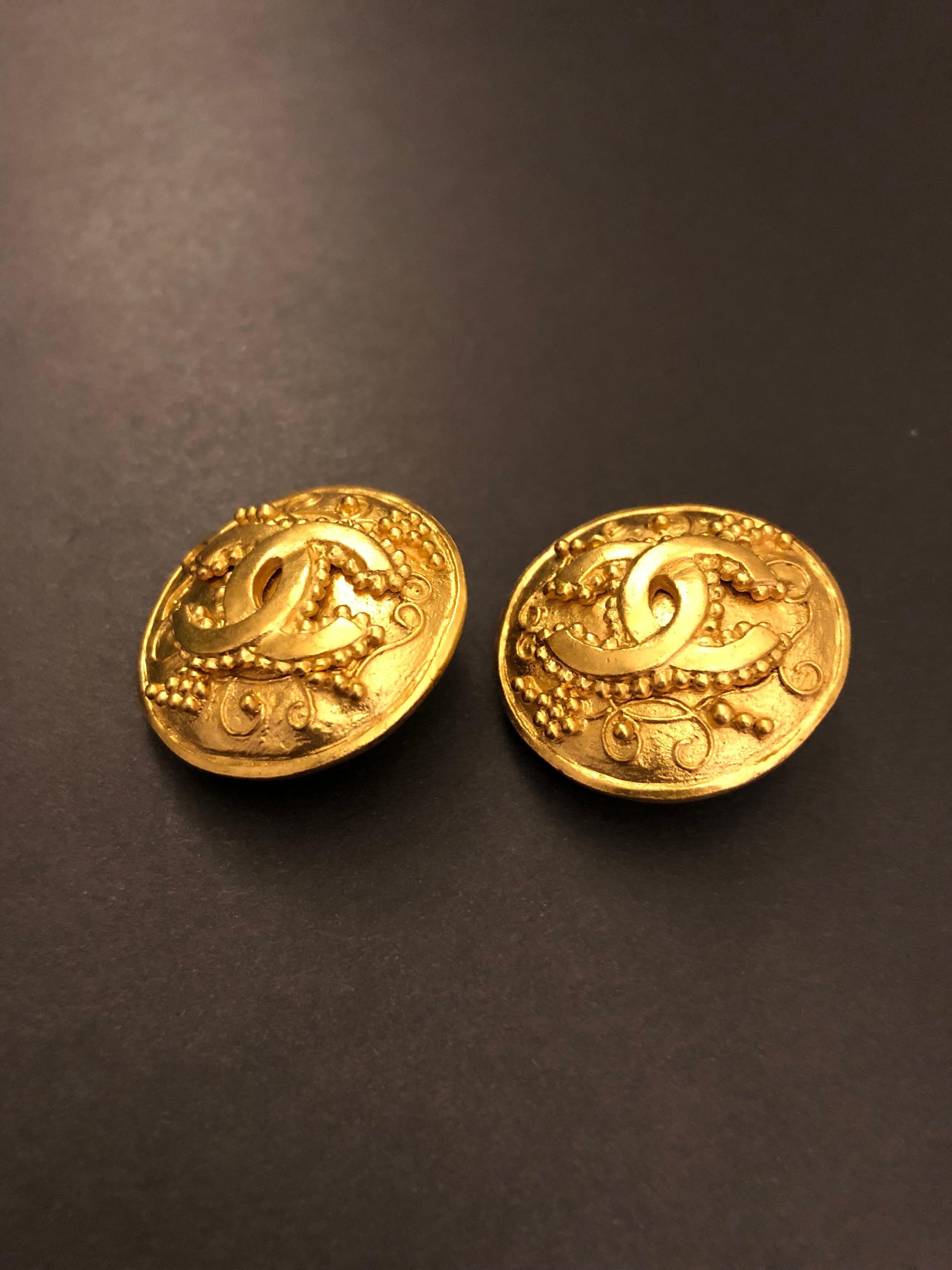 1996 Vintage CHANEL Gold Toned Floral Clip On Earrings 3