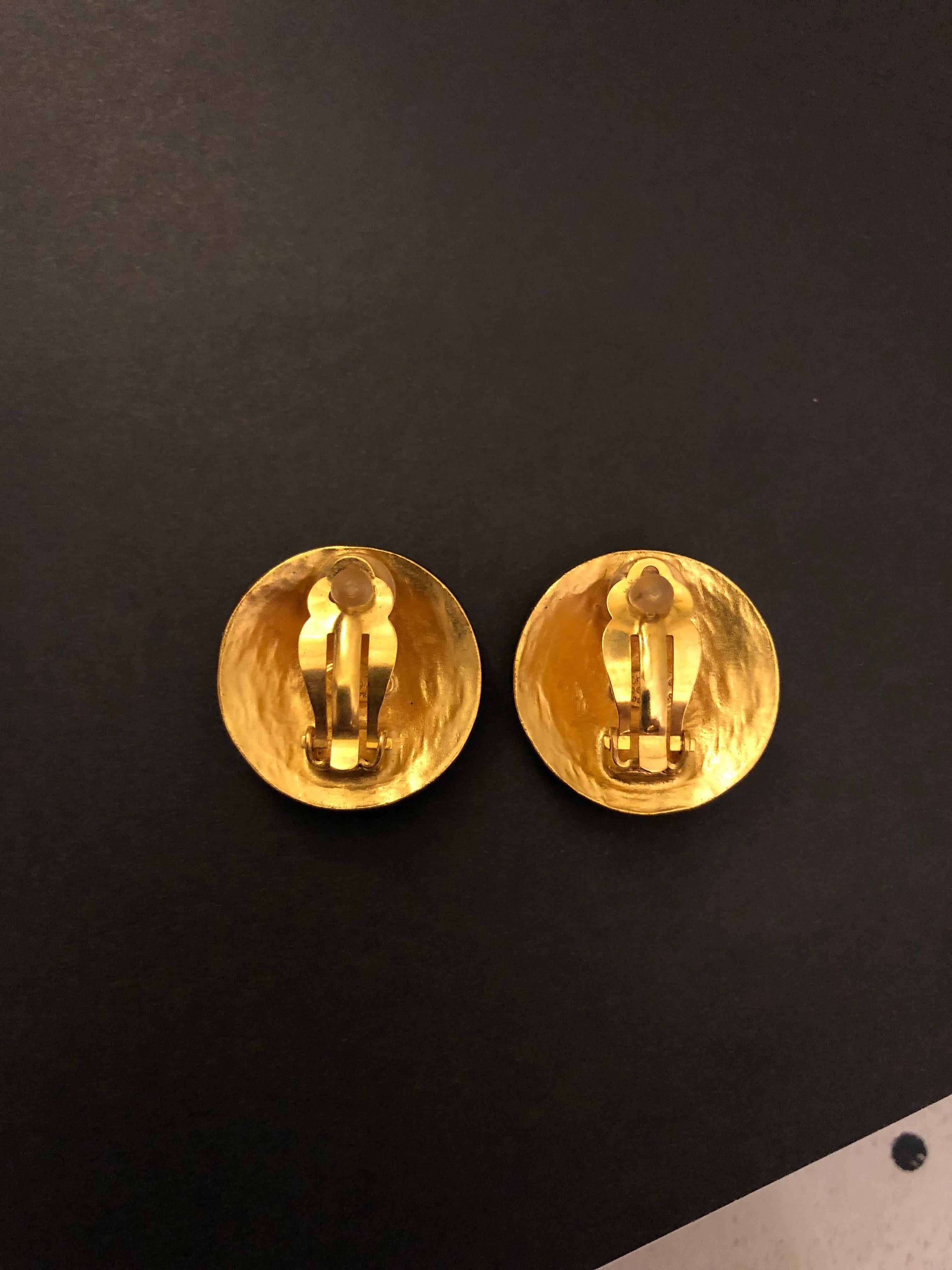 1996 Vintage CHANEL Gold Toned Floral Clip On Earrings 4