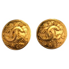 1996 Vintage CHANEL Gold Toned Floral Clip On Earrings