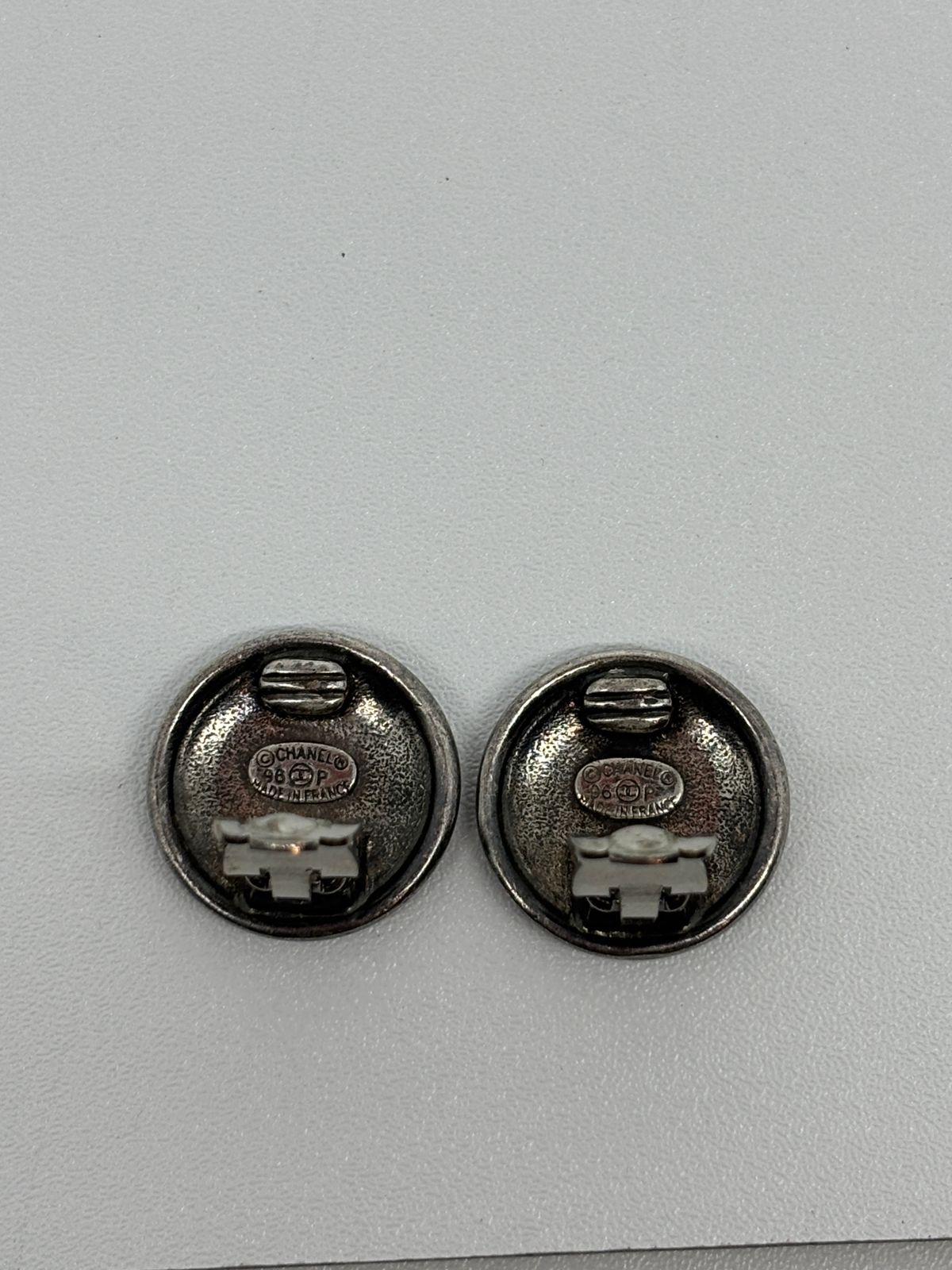 Pendientes vintage de botón de rutenio. Cierre de clip. Tamaño más pequeño (diámetro 1,5 cm). Se entrega tal cual. En general, en buen estado vintage, con pequeñas rozaduras en los herrajes. El ligero aspecto oxidado forma parte del diseño.