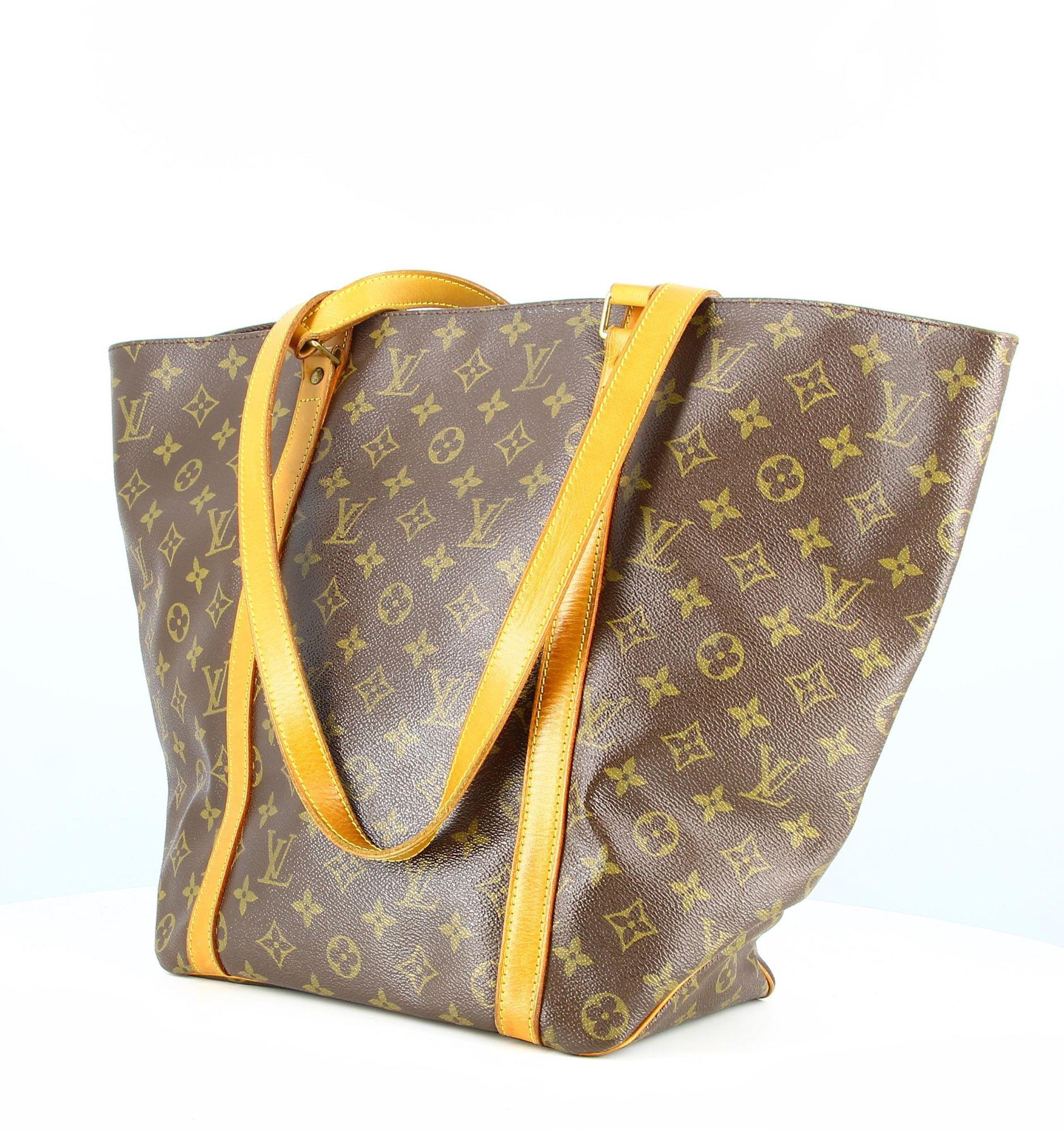 1996 Louis Vuitton Shopping Bag
- Good condition with slight traces of wear appeared with time.
- Brown monogram bag, long straps, shoulder strap, brown leather
- Brown leather interior, small pocket inside zipped golden.
