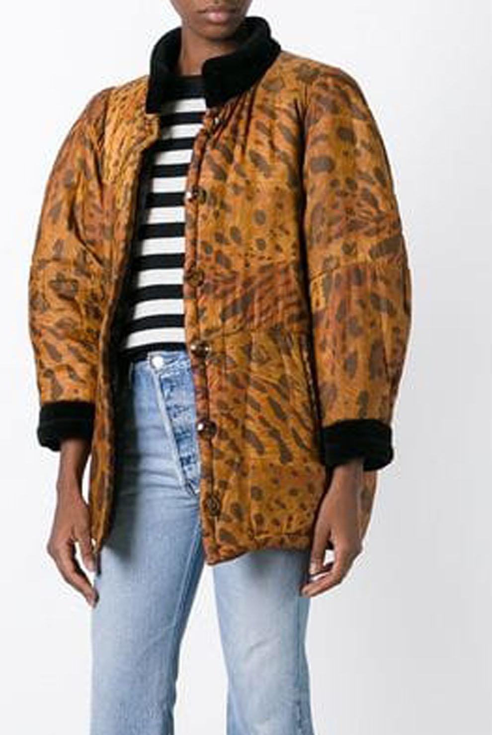 1996s Yves Saint Laurent brown silk animal print padded coat featuring a front button fastening, side pockets, long sleeves, a short length, a straight hem and a black velvet collar and cuffs. See catwalk image.
100% silk
In excellent vintage
