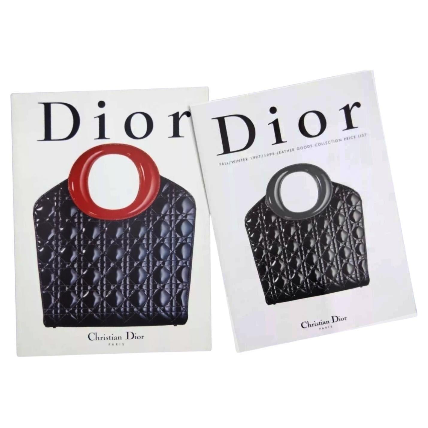 Catalogo Christian Dior 1997 1998 con listino prezzi di Hong Kong, catalogo illustrato di 27 pagine, il listino prezzi è sciolto, foglio aperto inserito nel catalogo.

Condit: vintage, 1997/98, buono con una leggera sbavatura sul retro come da