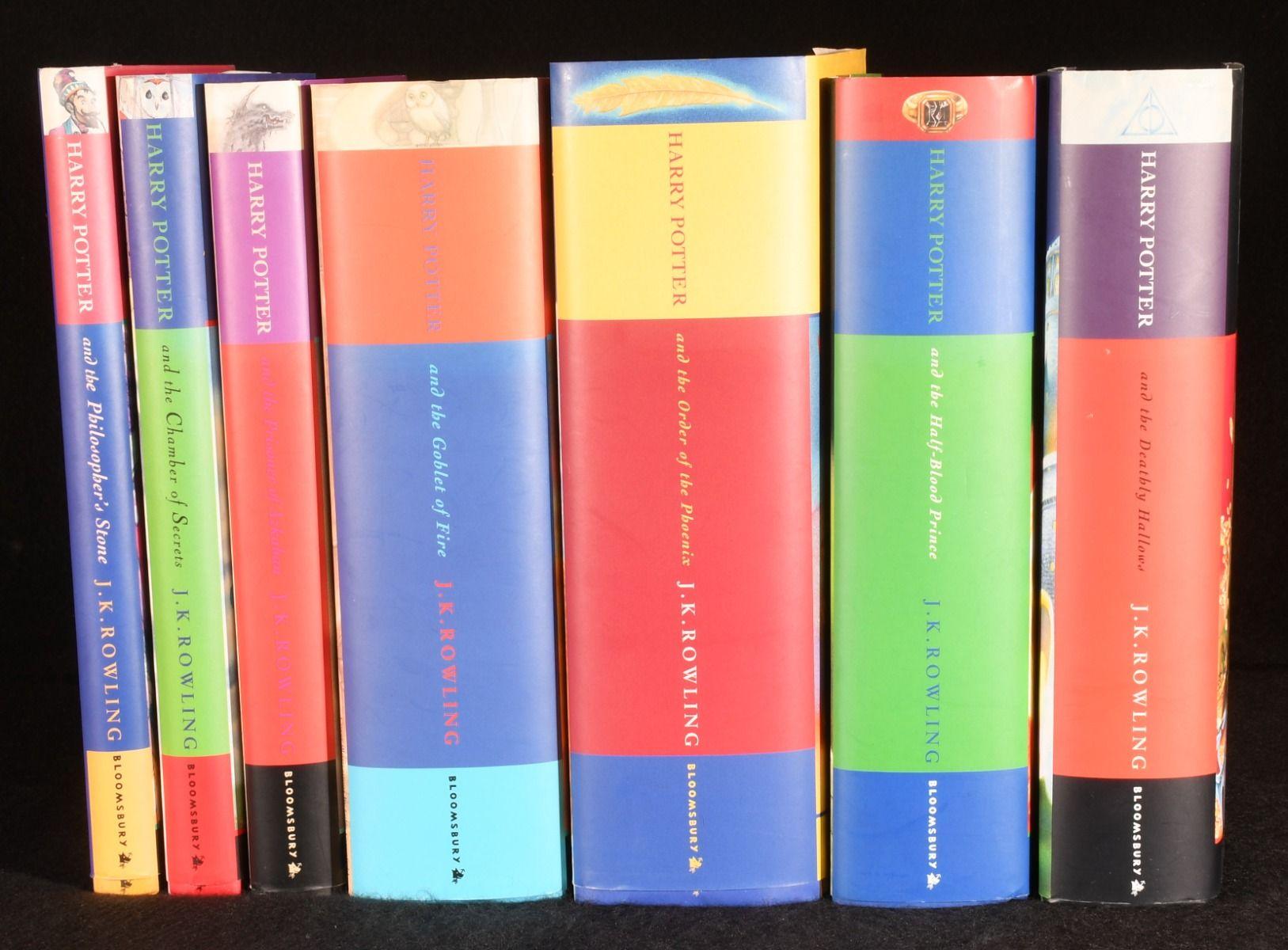 Un'eccellente serie completa della popolarissima serie di Harry Potter di J. K. Rowling, che include quattro prime impressioni.

Un fantastico cofanetto che offre tutti e sette i libri della magica serie di 