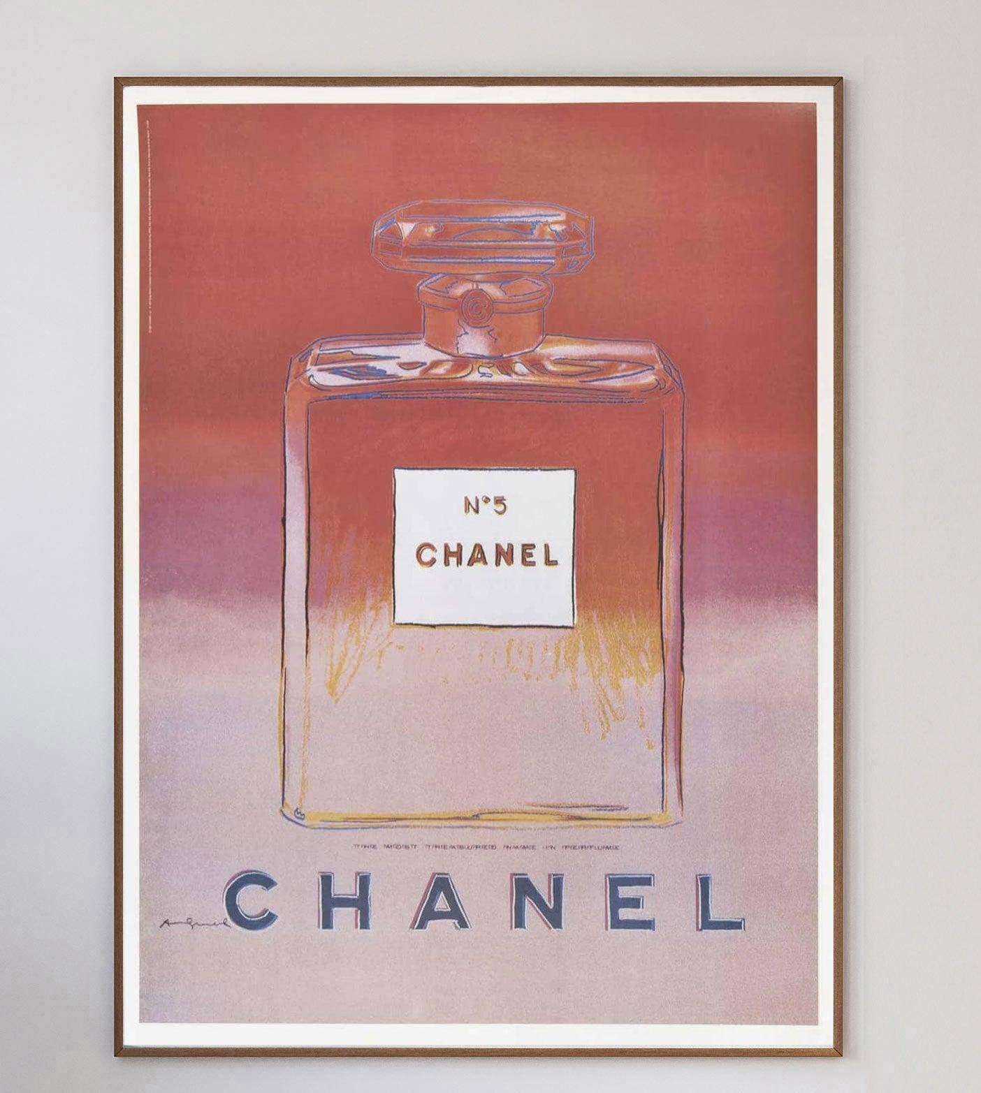 Una collaborazione davvero iconica tra Andy Warhol e Chanel no.5 è iniziata nel 1985, quando Warhol ha prodotto una selezione di opere d'arte serigrafiche come parte della sua serie ADS. I pezzi sono stati poi utilizzati da Chanel come parte di una