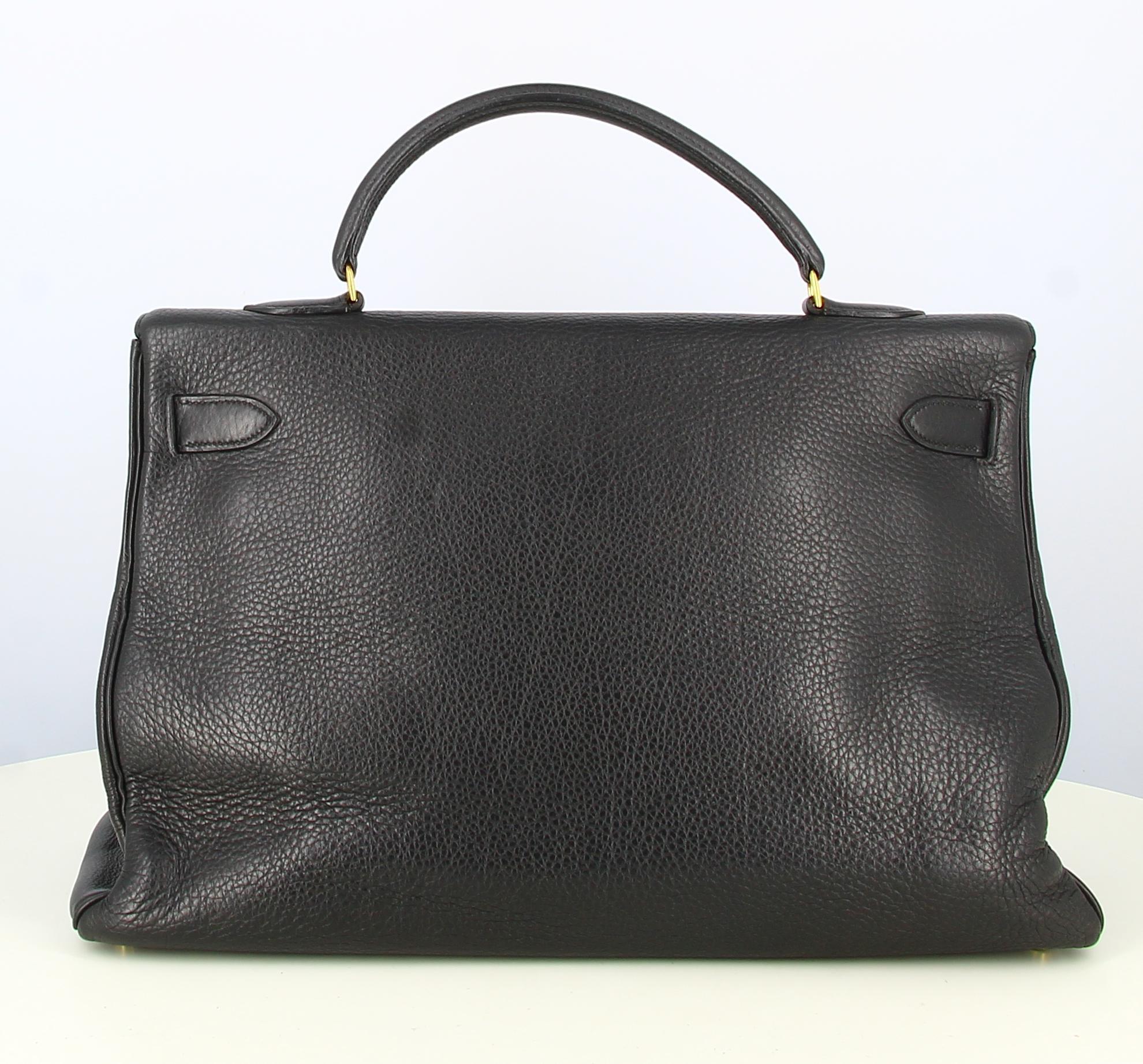 1997 Hermès Kelly 40 Leather Handbag Black
- Very good condition. Slight traces of age wear.
- Hermès Kelly bag
- Clasp: Gold-plated
- Interior: Black leather. Large inside gold zipped pocket. plus two inside pockets.
