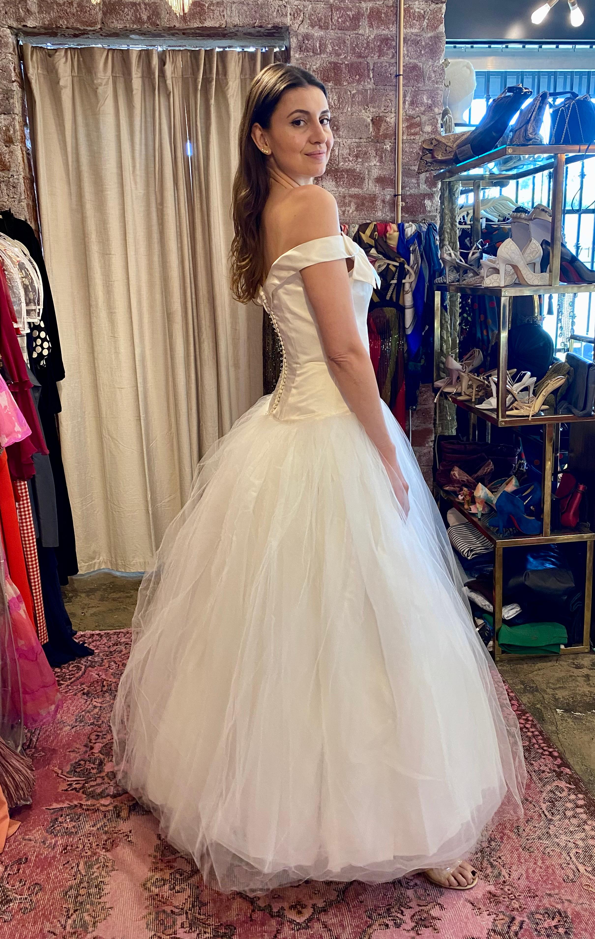 1997 Bob Evans von Neiman Marcus schulterfreies Seidenkleid mit Tüllrock aus Seide (Grau) im Angebot