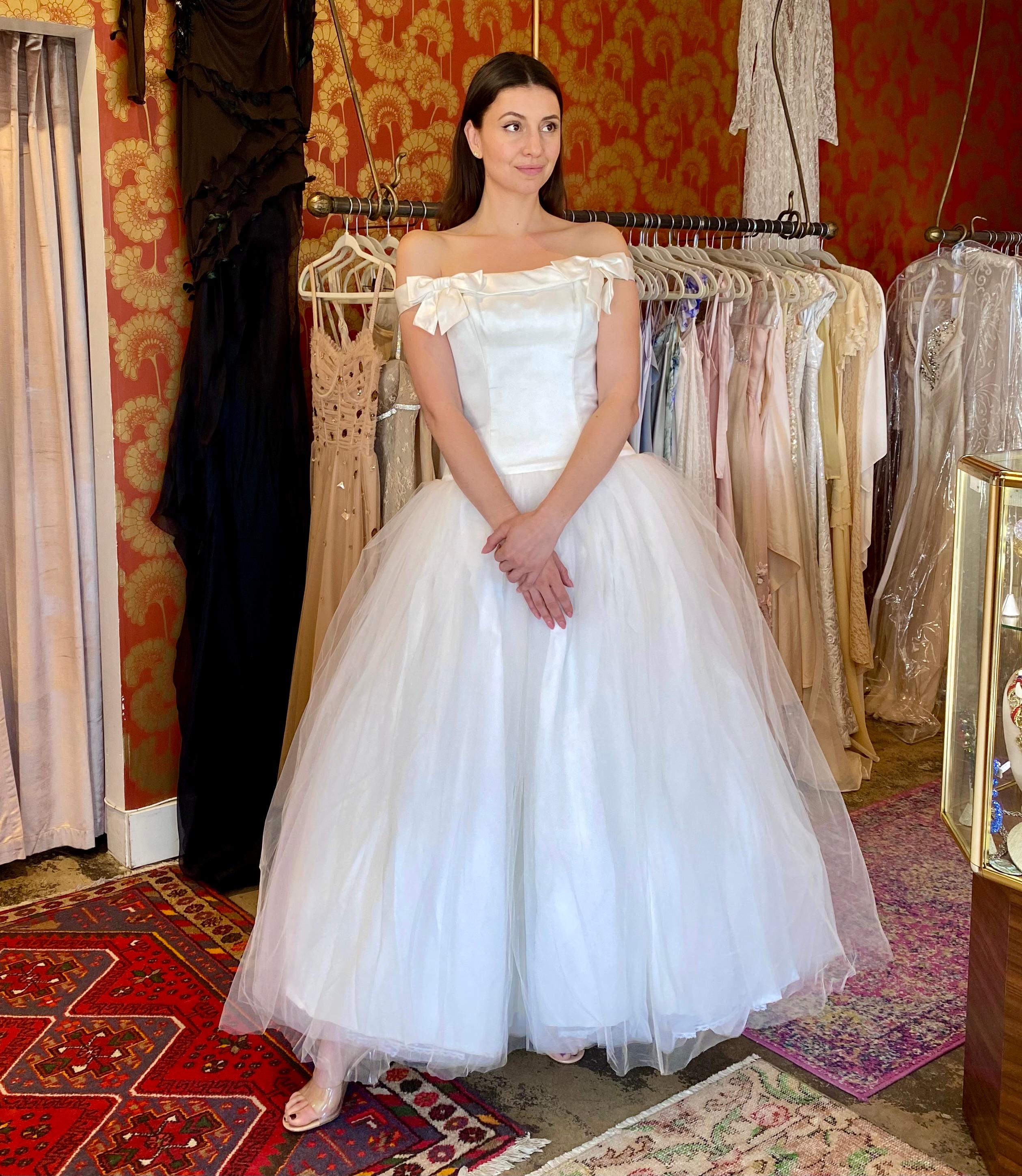 1997 Bob Evans von Neiman Marcus schulterfreies Seidenkleid mit Tüllrock aus Seide im Zustand „Gut“ im Angebot in Los Angeles, CA