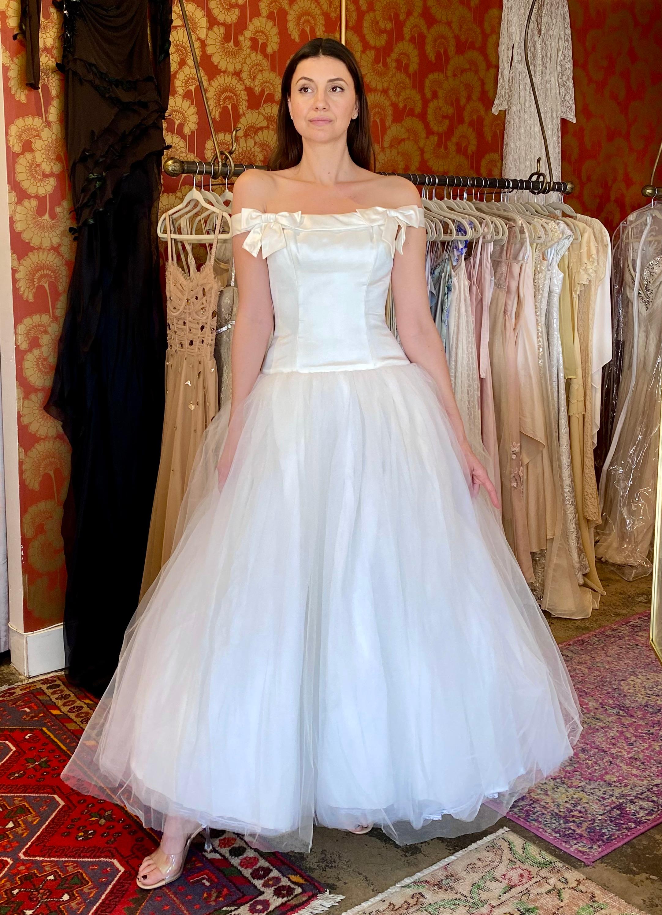 1997 Bob Evans von Neiman Marcus schulterfreies Seidenkleid mit Tüllrock aus Seide Damen im Angebot