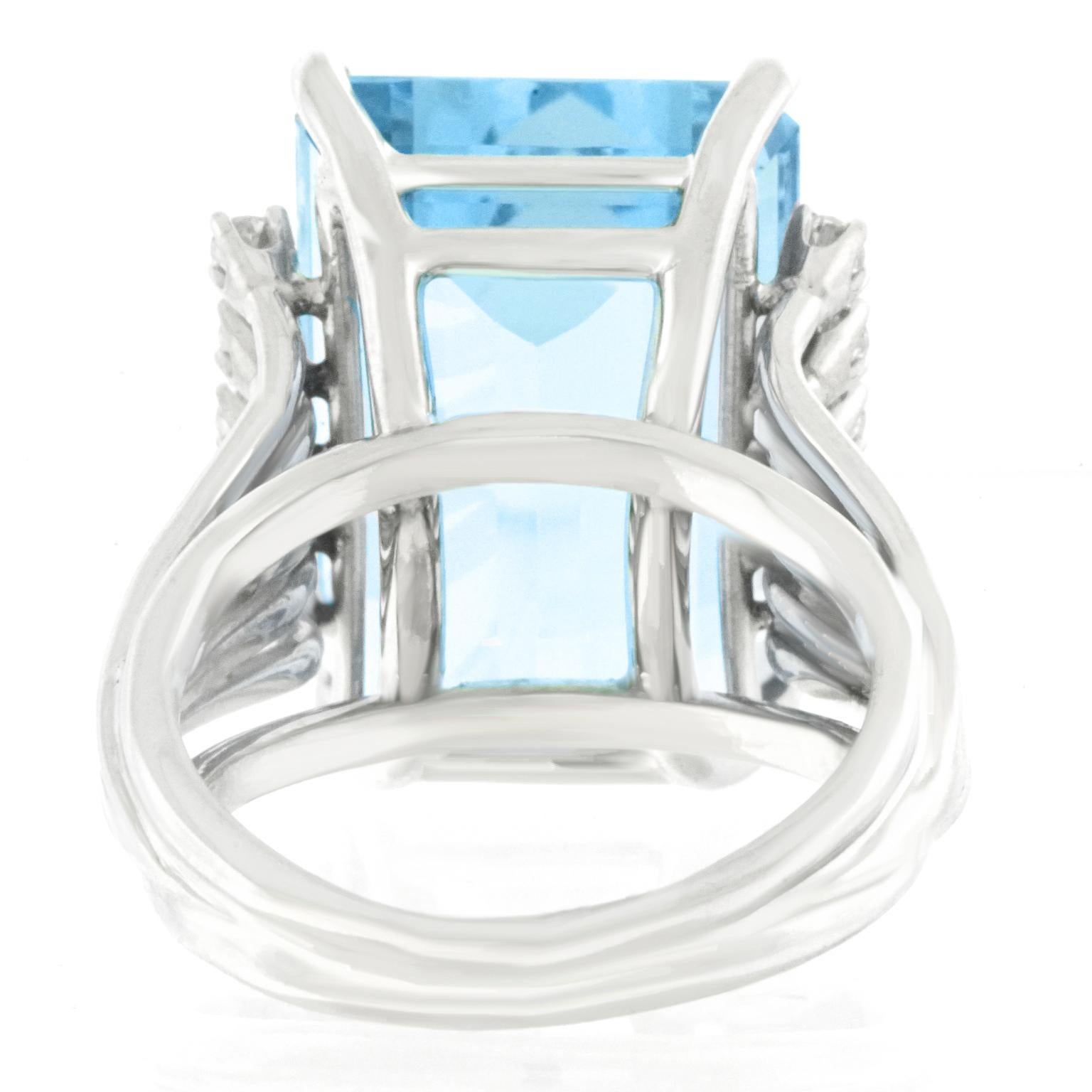 19.97 Carat Aquamarine and Diamond Set Gold Ring For Sale 3