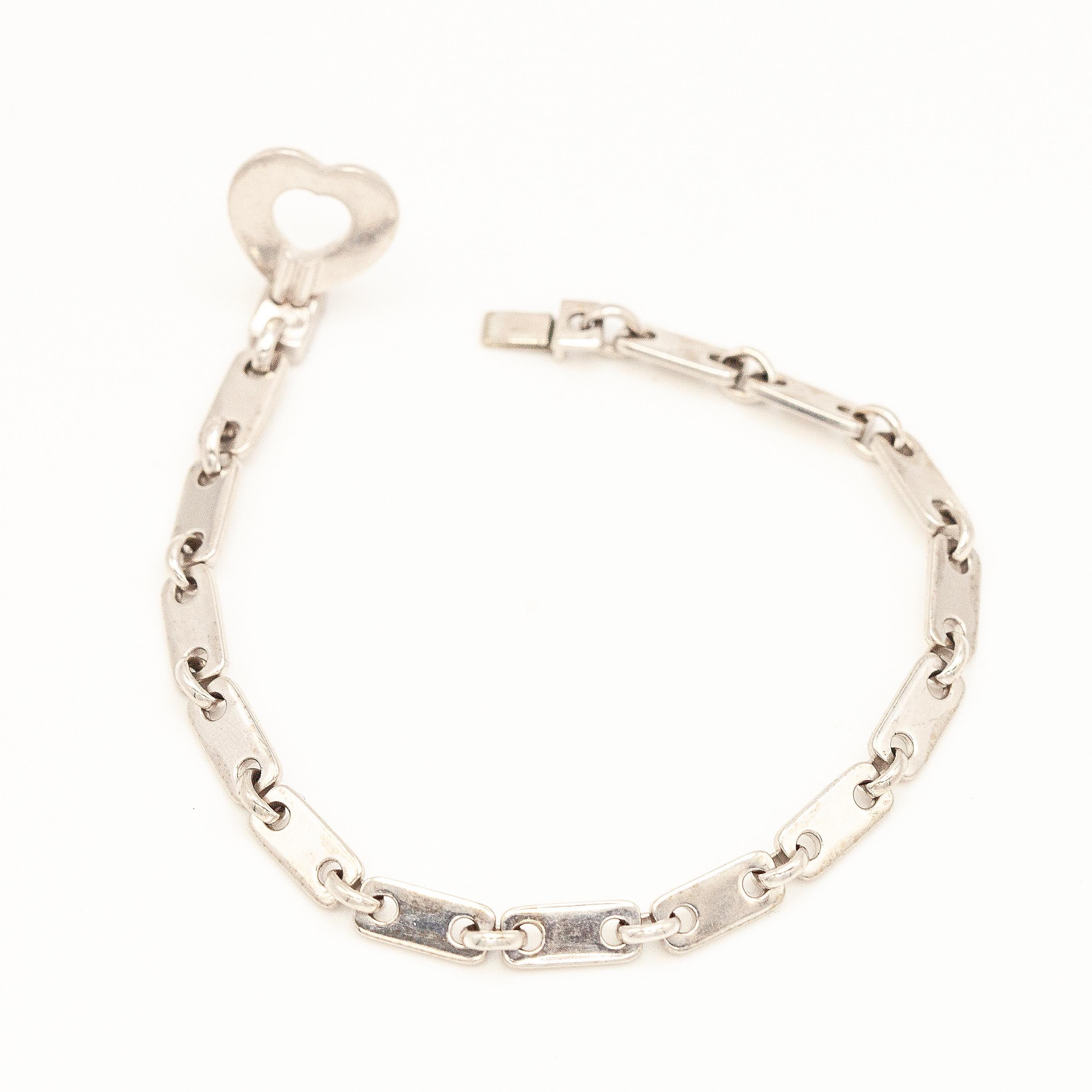 Moderne Cartier, bracelet à maillons en or blanc 18 carats avec clé en forme de cœur, 1997 en vente